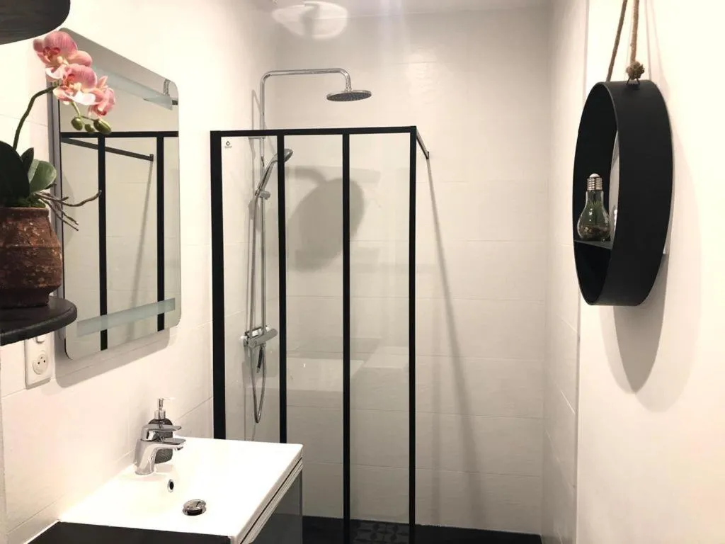 Bathroom in Villa des Arts