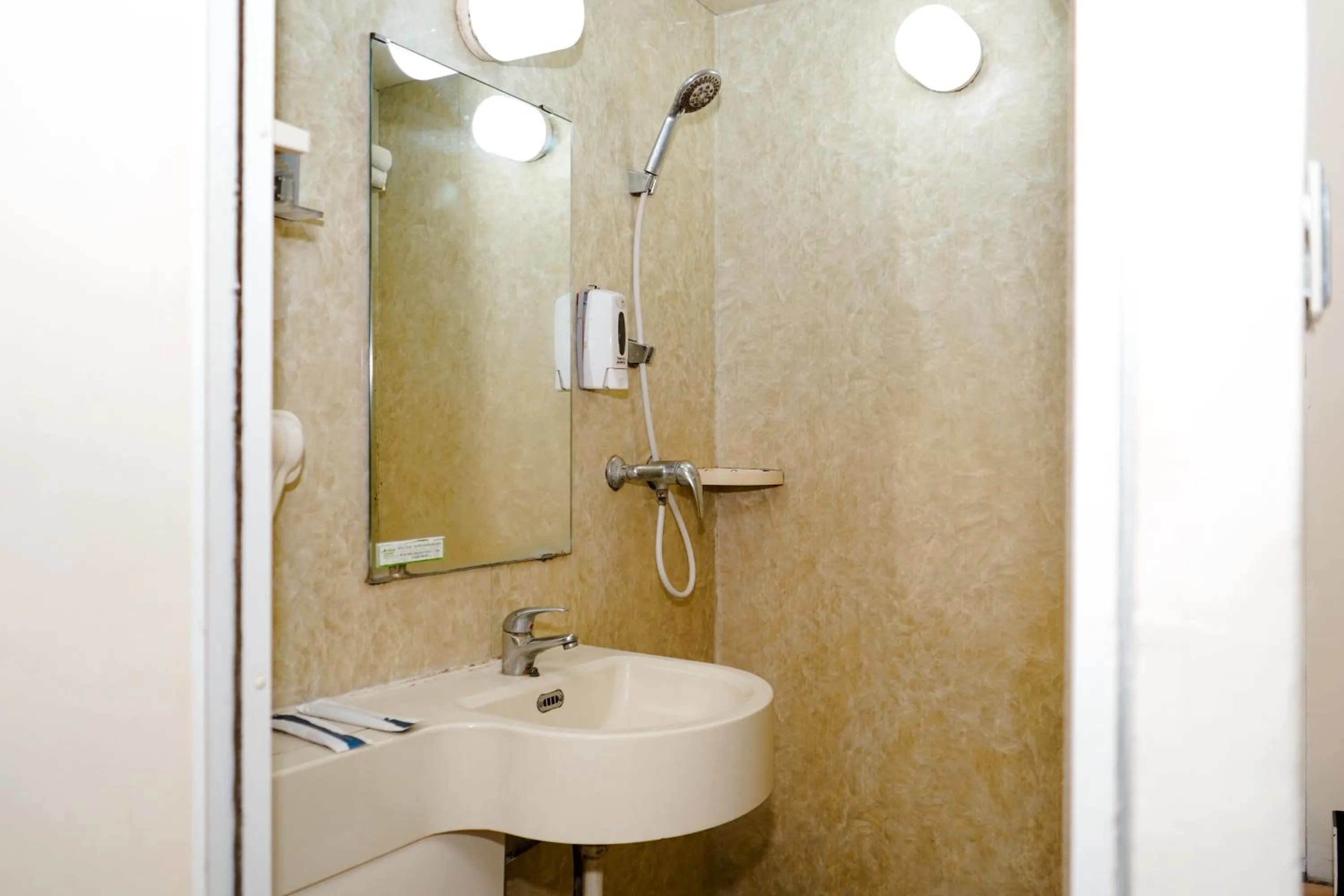 Shower in Zodiak Paskal by KAGUM Hotels