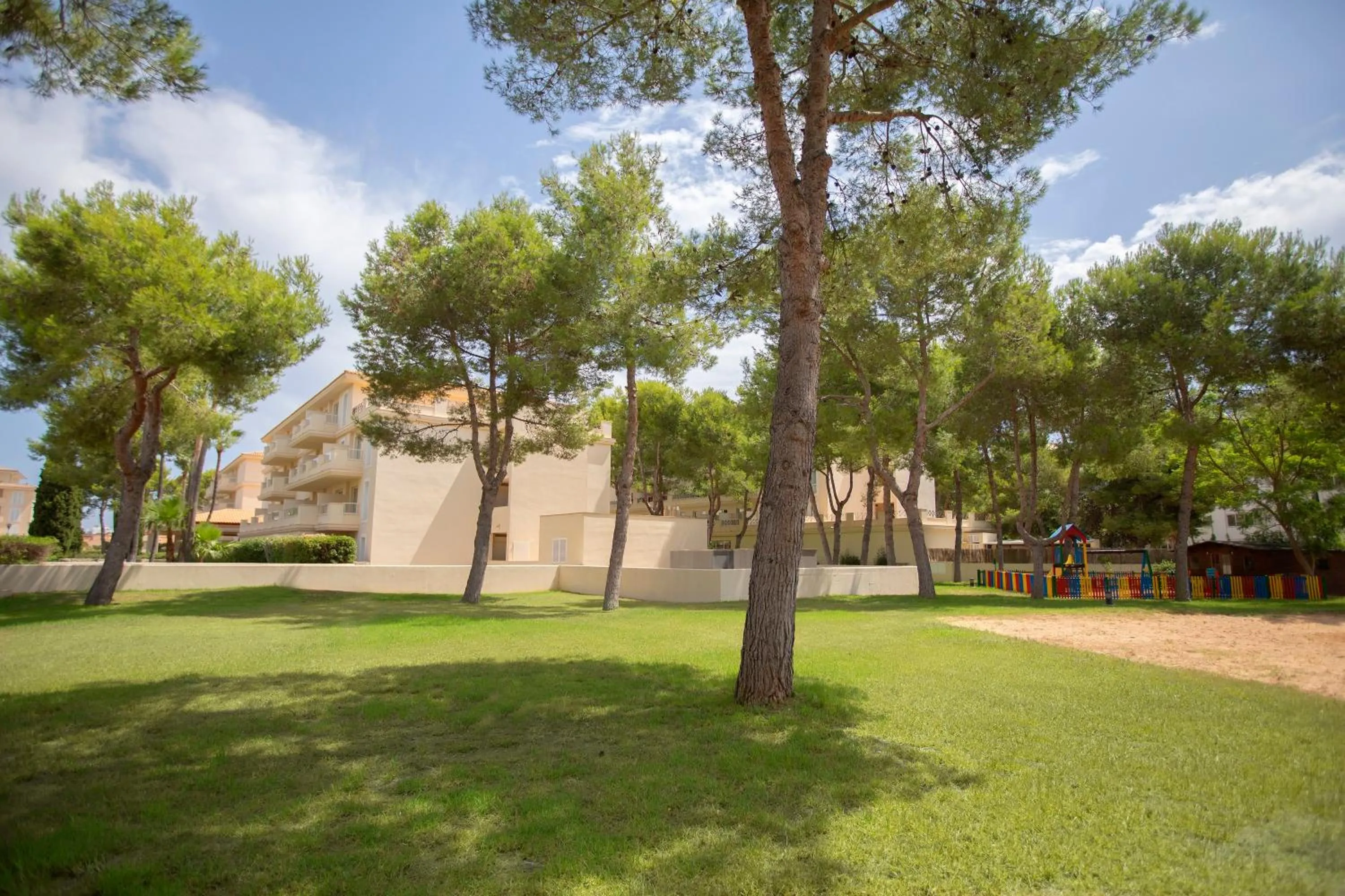 Area and facilities in HM Mar Blau