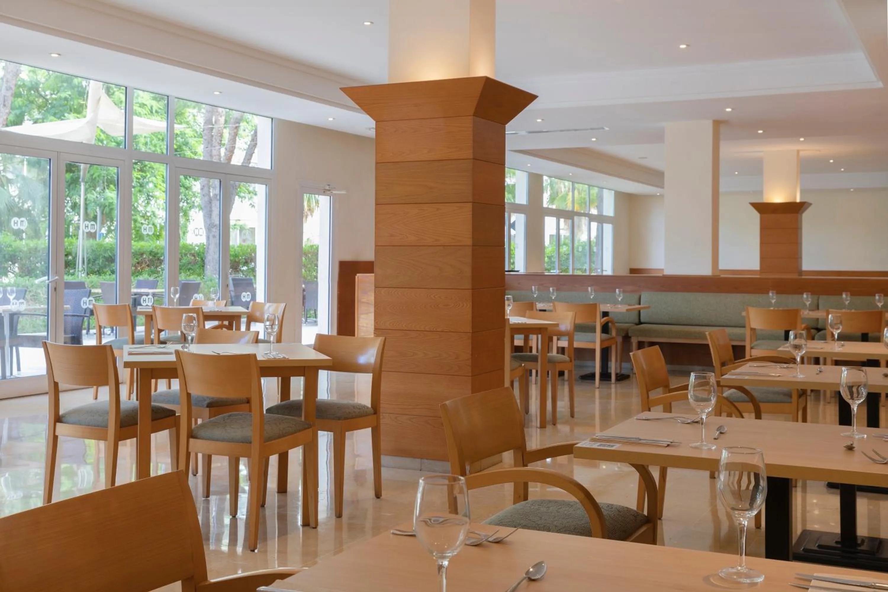 Restaurant/places to eat in HM Mar Blau