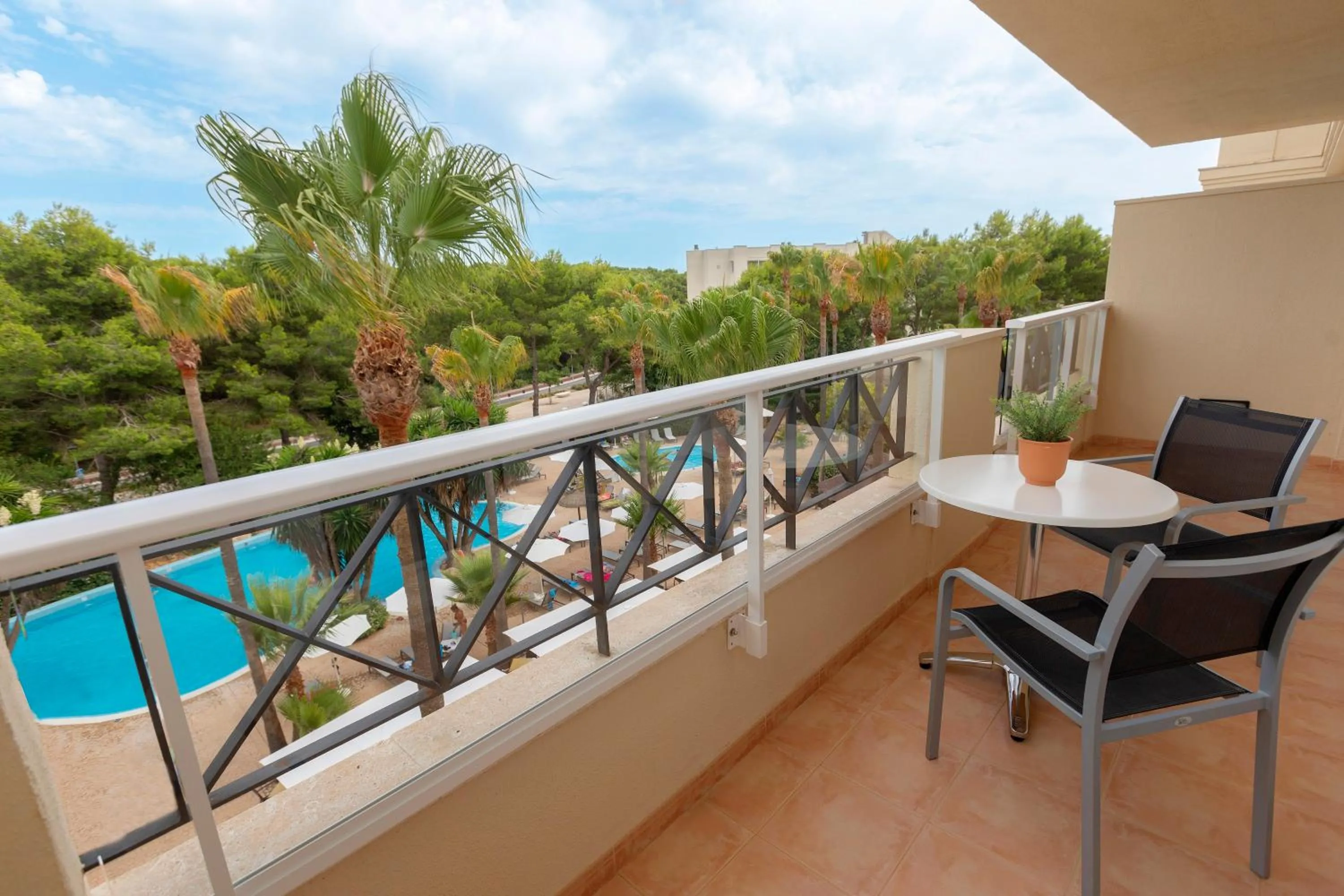 Area and facilities in HM Mar Blau