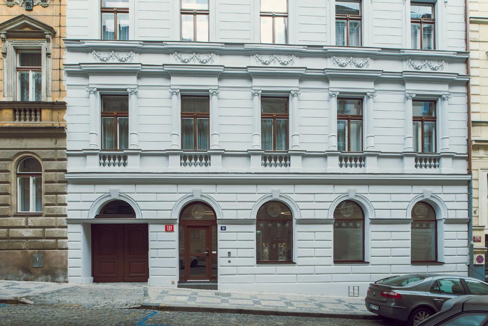 Facade/entrance in Kings Residence