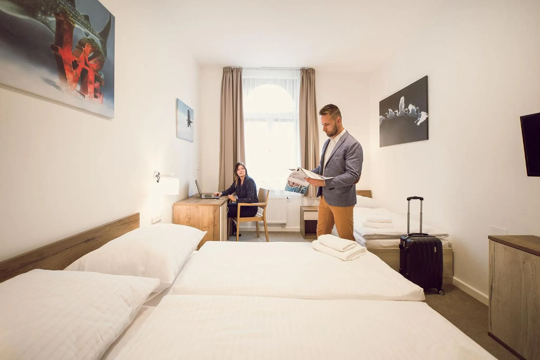 room service, Bed in Kings Residence