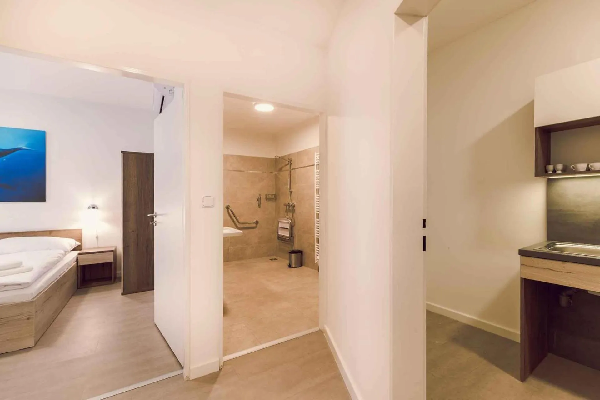 Bathroom, Bed in Kings Residence