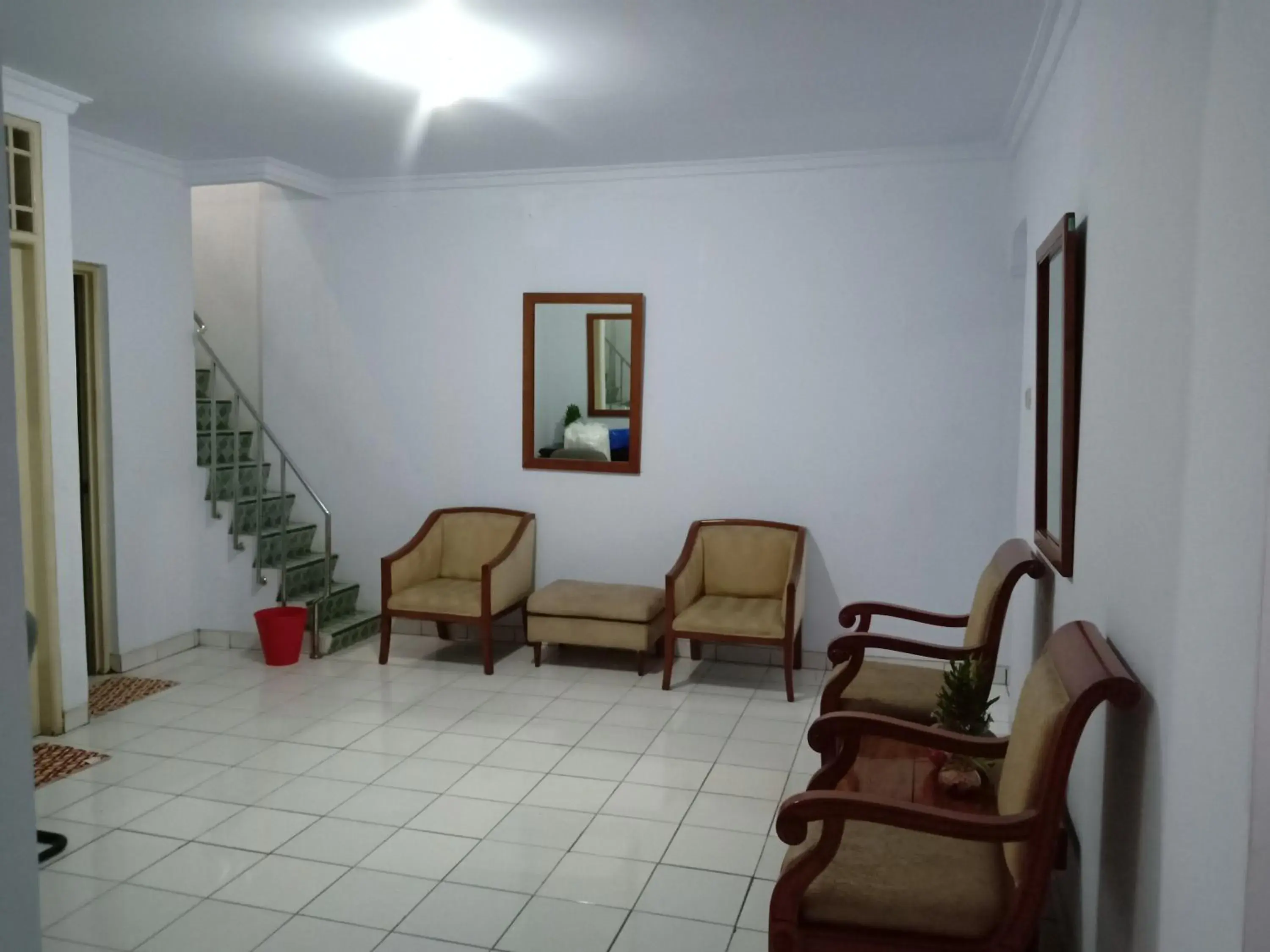 Facade/entrance in RedDoorz Hostel @ Feliz Noche Cengkareng Facade/entrance in RedDoorz Hostel @ Feliz Noche Cengkareng