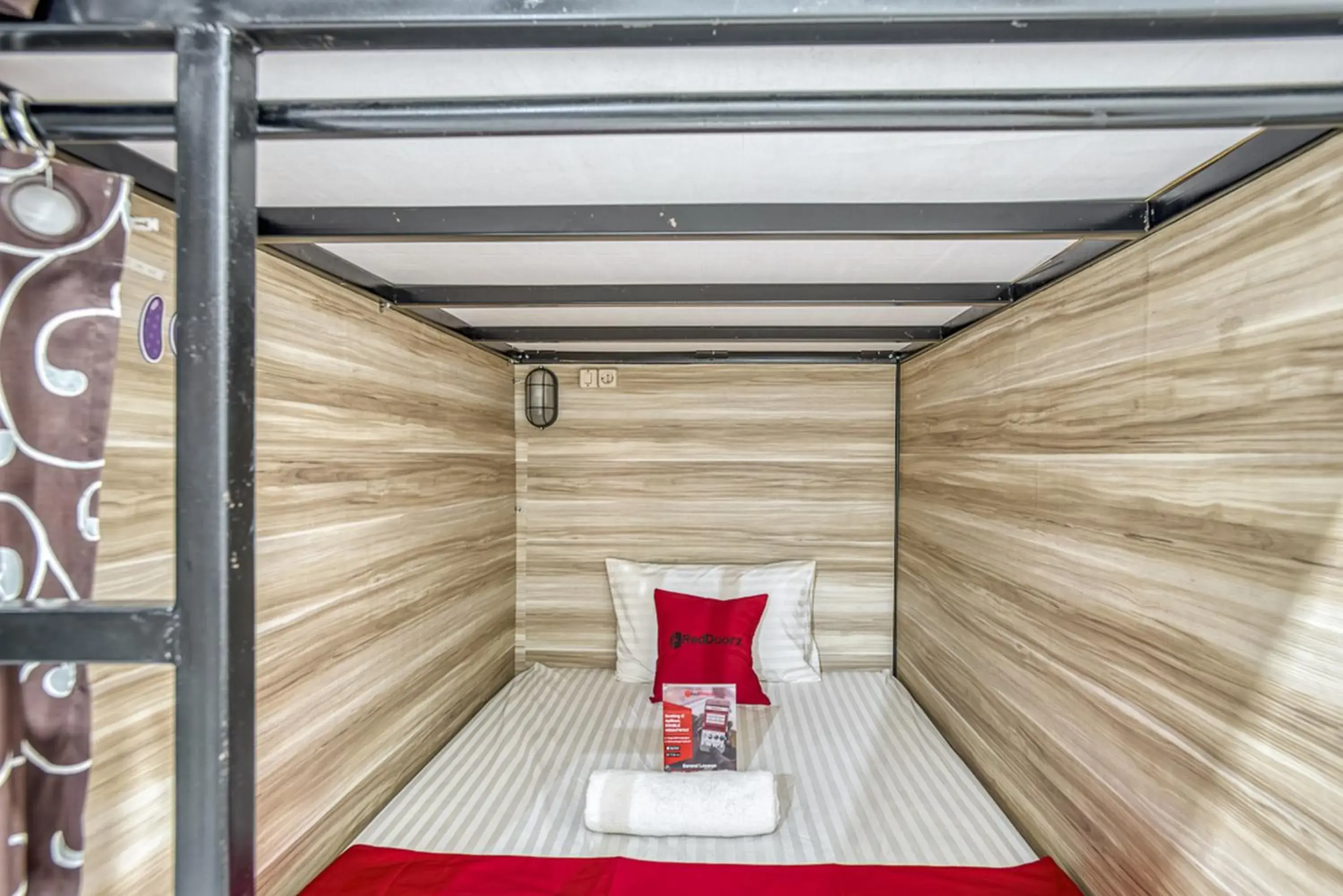 Bed in RedDoorz Hostel @ Feliz Noche Cengkareng Bed in RedDoorz Hostel @ Feliz Noche Cengkareng