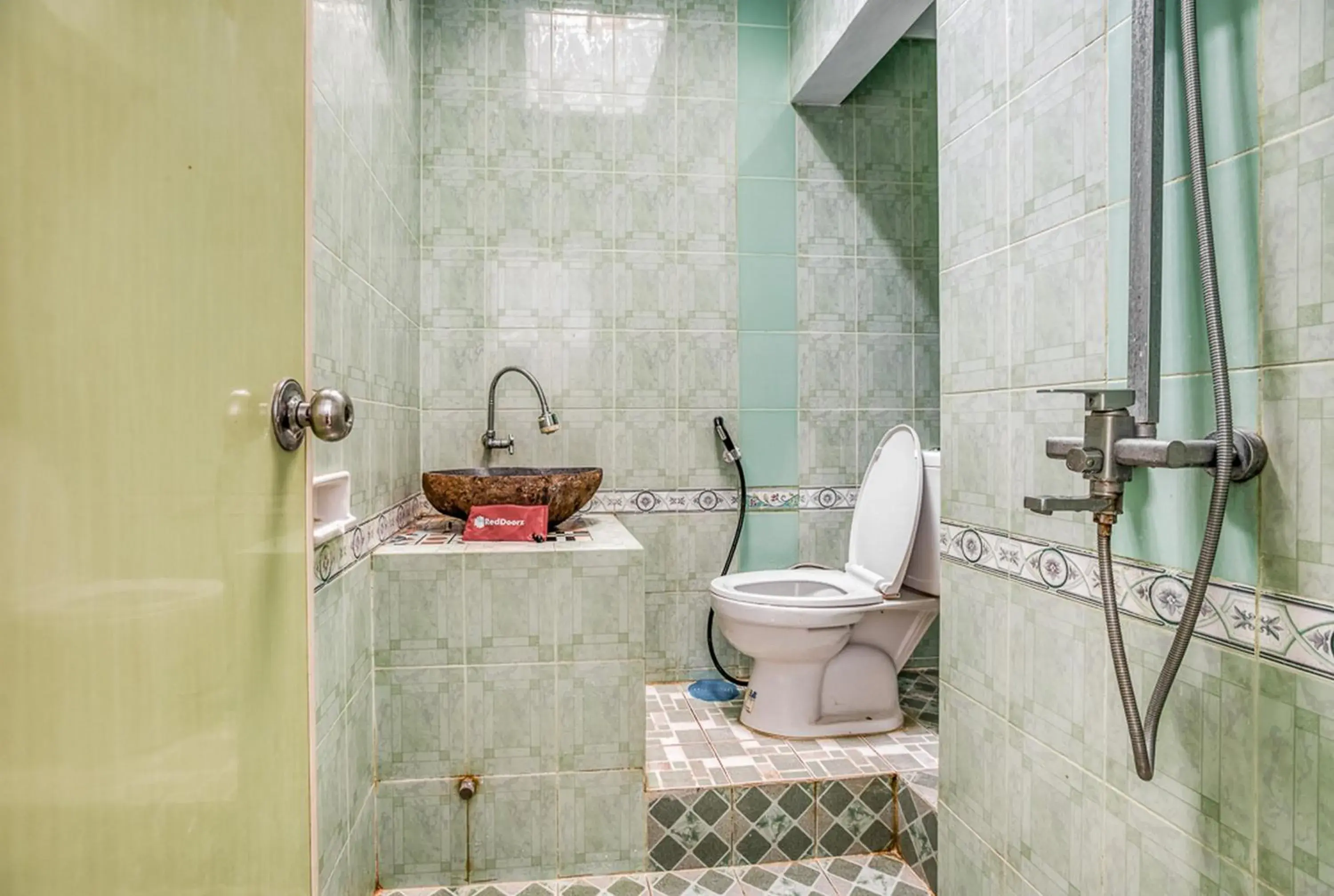 RedDoorz Hostel @ Feliz Noche Cengkareng RedDoorz Hostel @ Feliz Noche Cengkareng