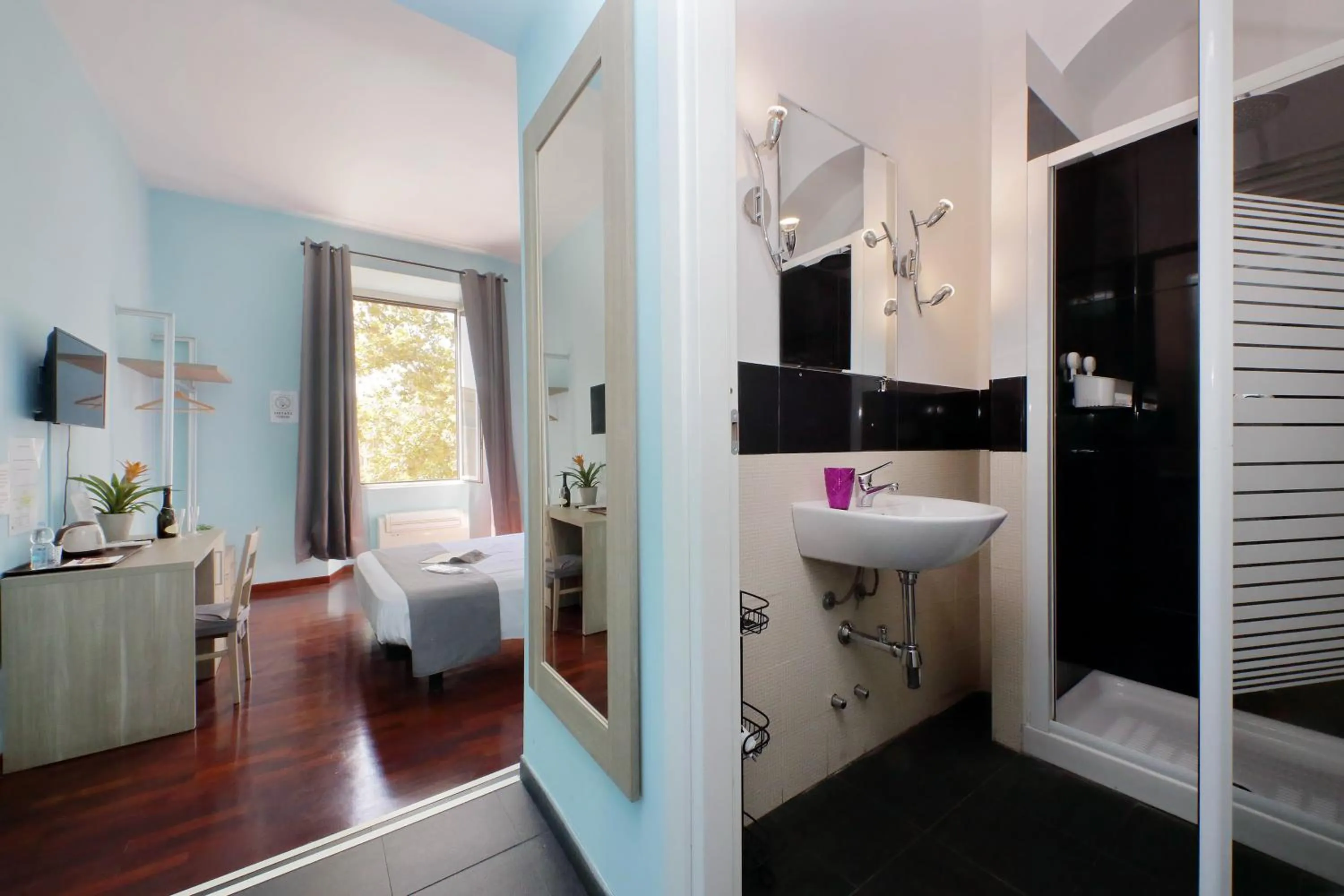 Bathroom, Bed in LHG Comfy Rooms