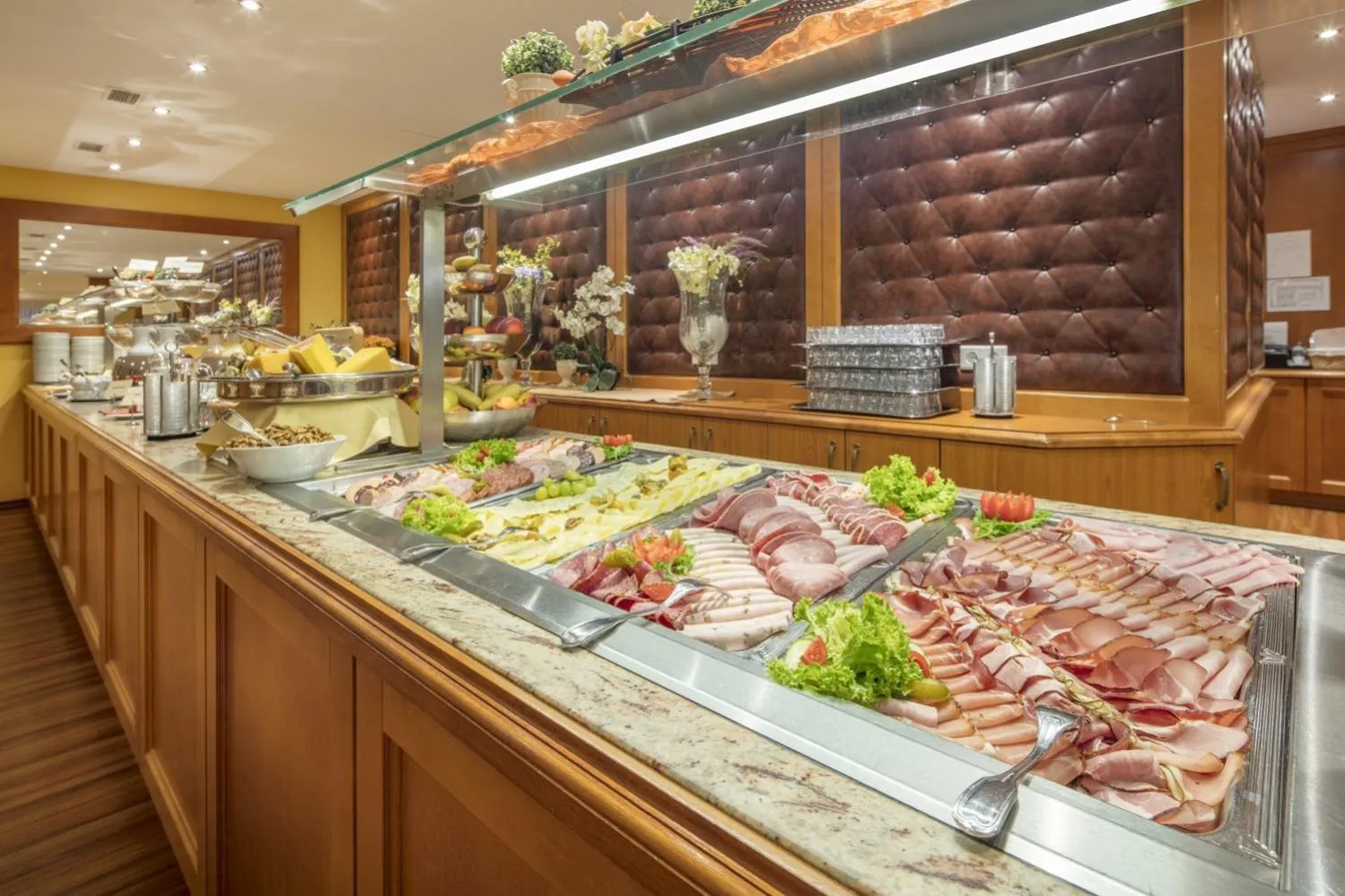Buffet breakfast in Hotel Schweizer Hof Thermal und Vital Resort