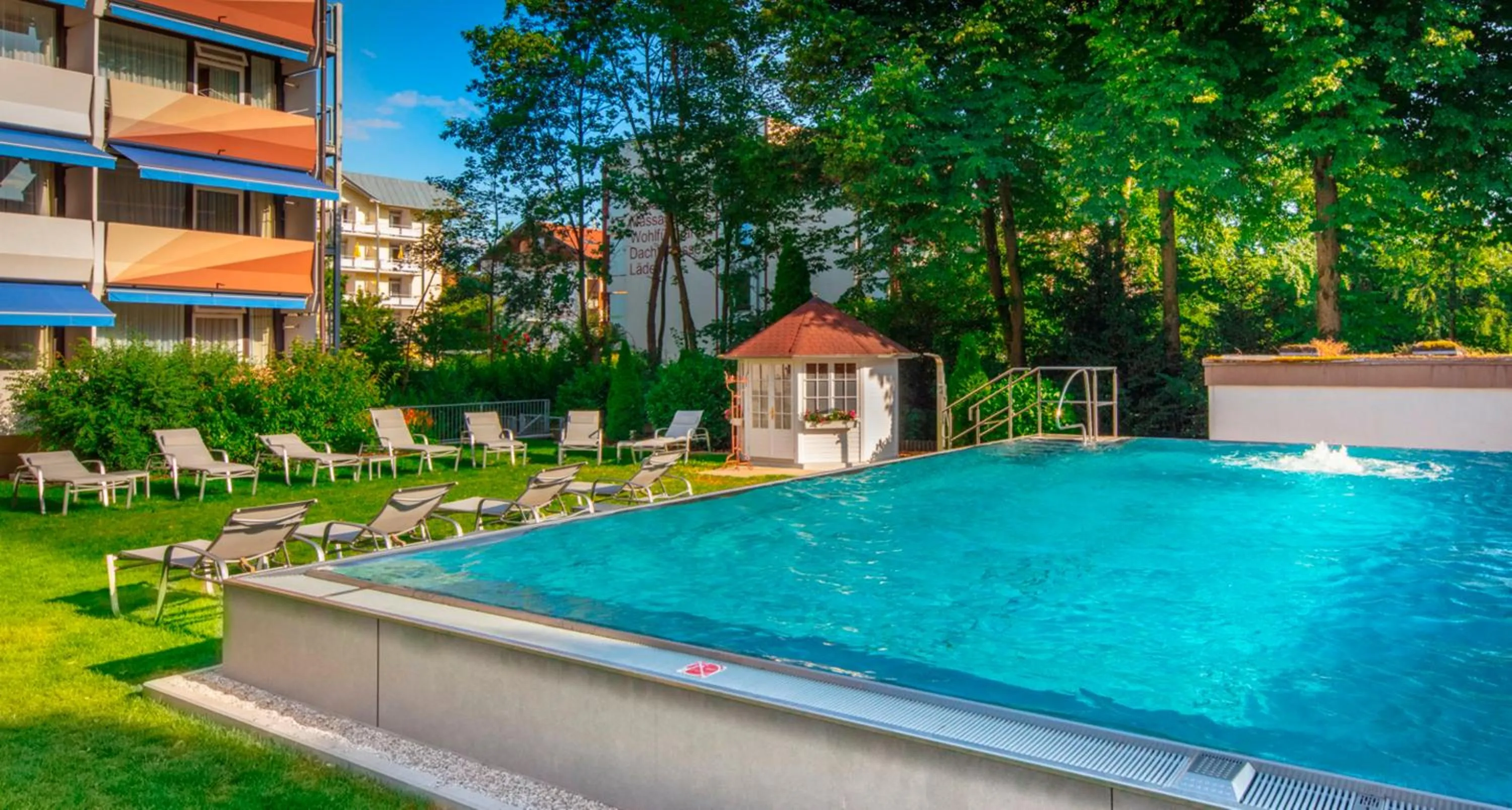 Swimming pool in Hotel Schweizer Hof Thermal und Vital Resort