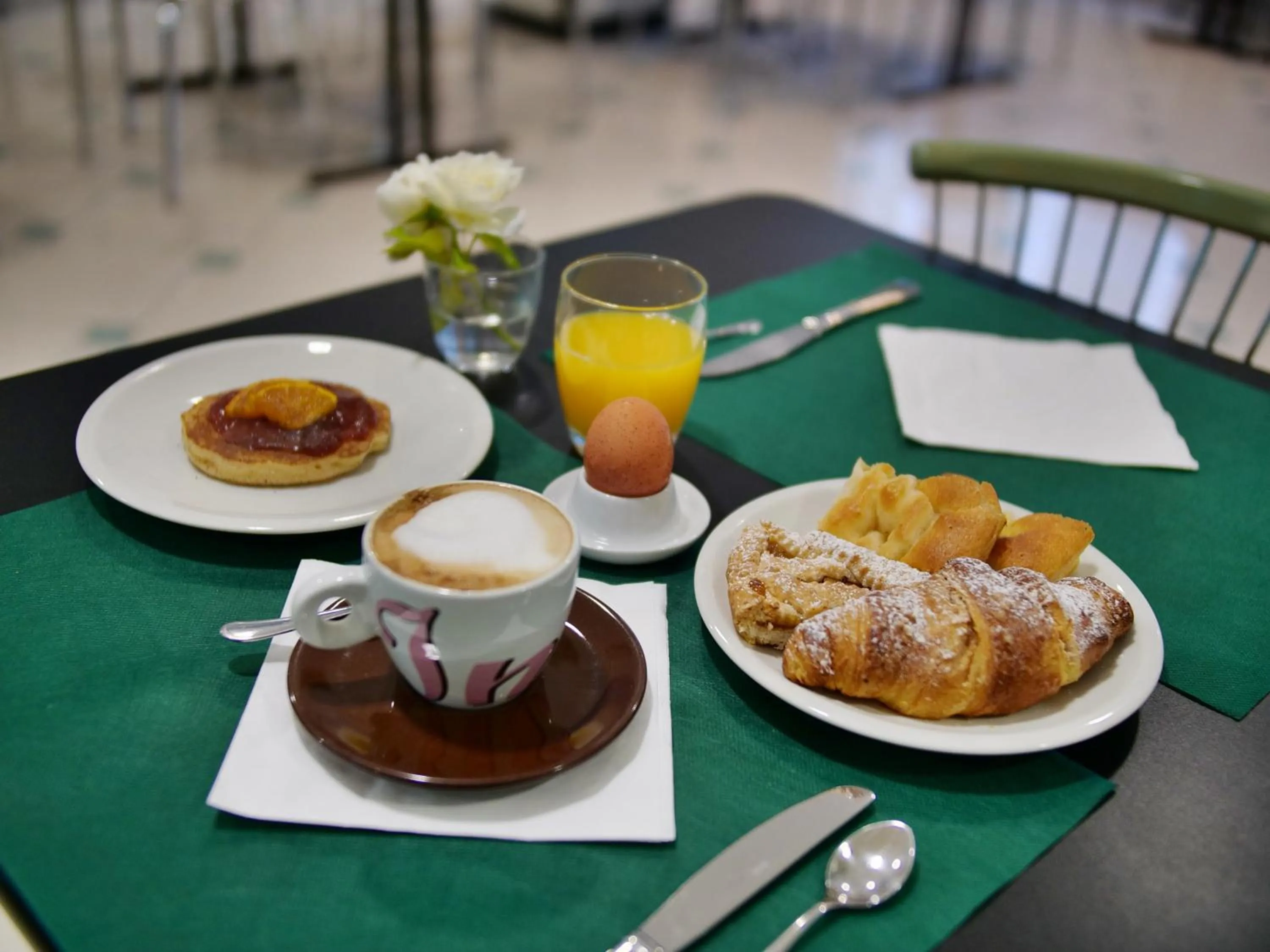 Continental breakfast in Hotel Residence Mondial