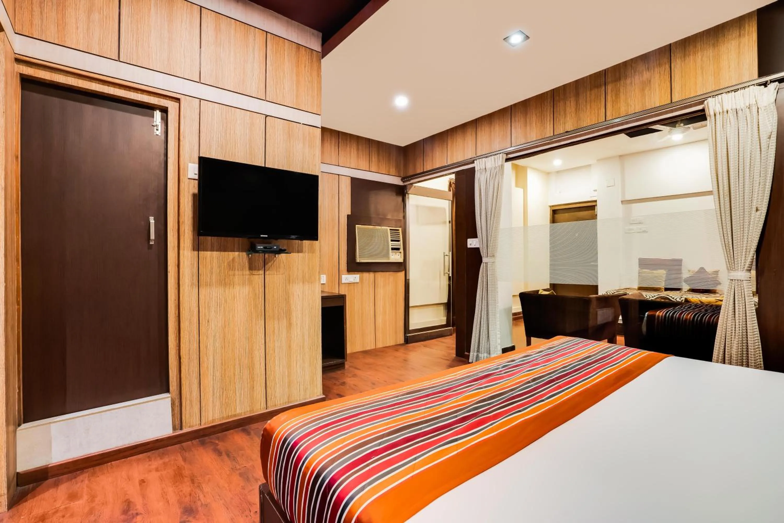 Living room, Bed in Mount Embassy