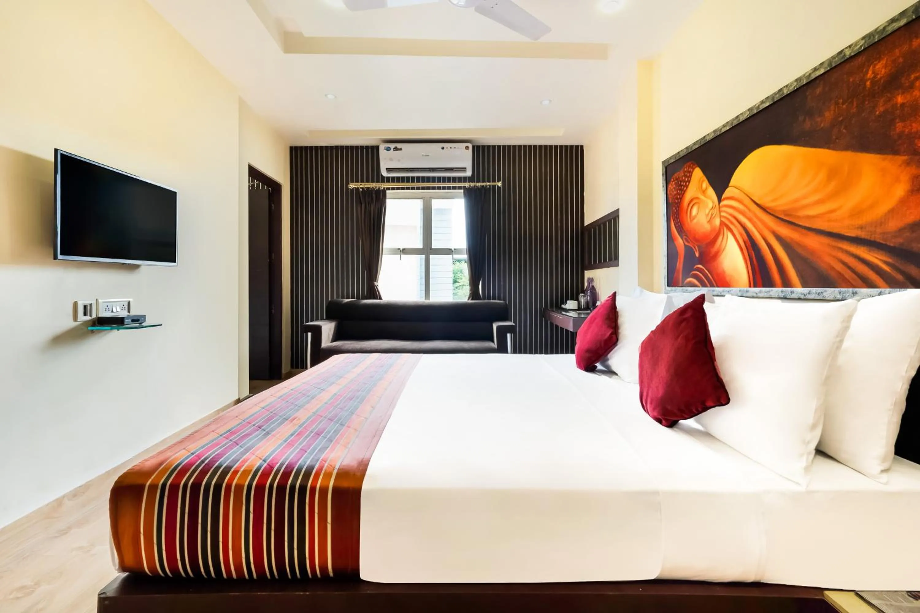 Communal lounge/ TV room, Bed in Mount Embassy