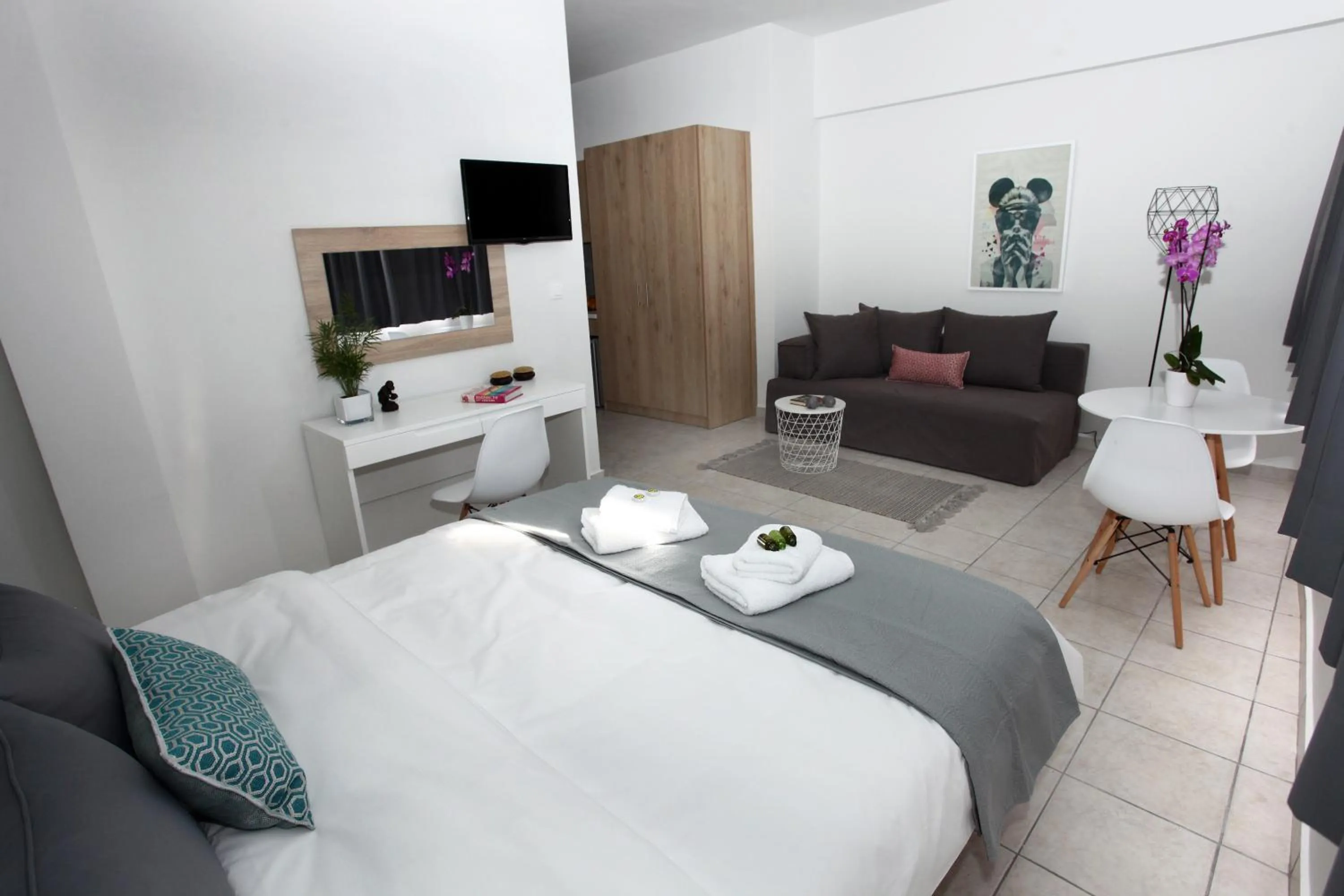 TV and multimedia, Bed in Old Town Hall Suites and Apartments