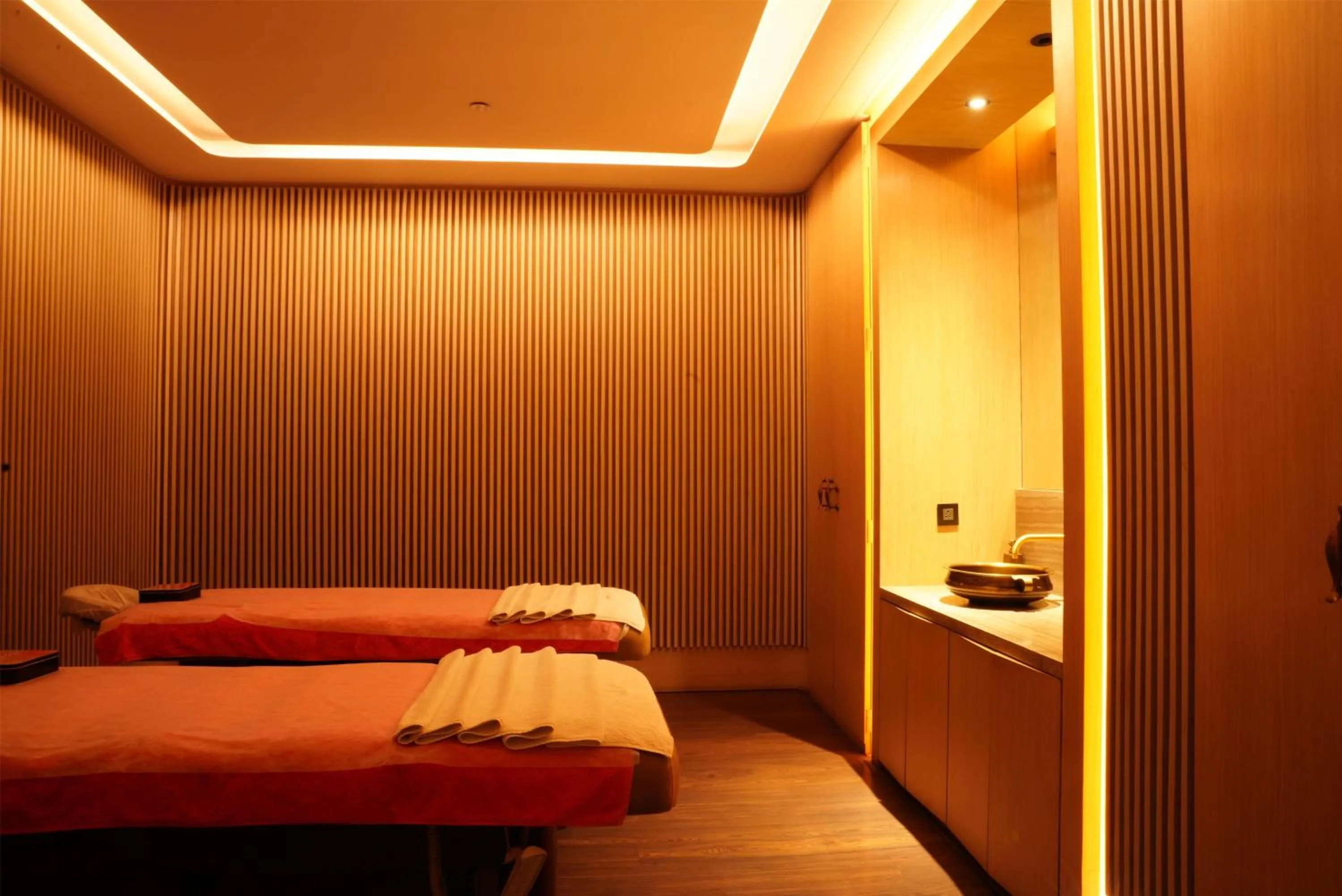 Spa and wellness centre/facilities, Bed in Radisson Blu Plaza Hotel Hyderabad Banjara Hills