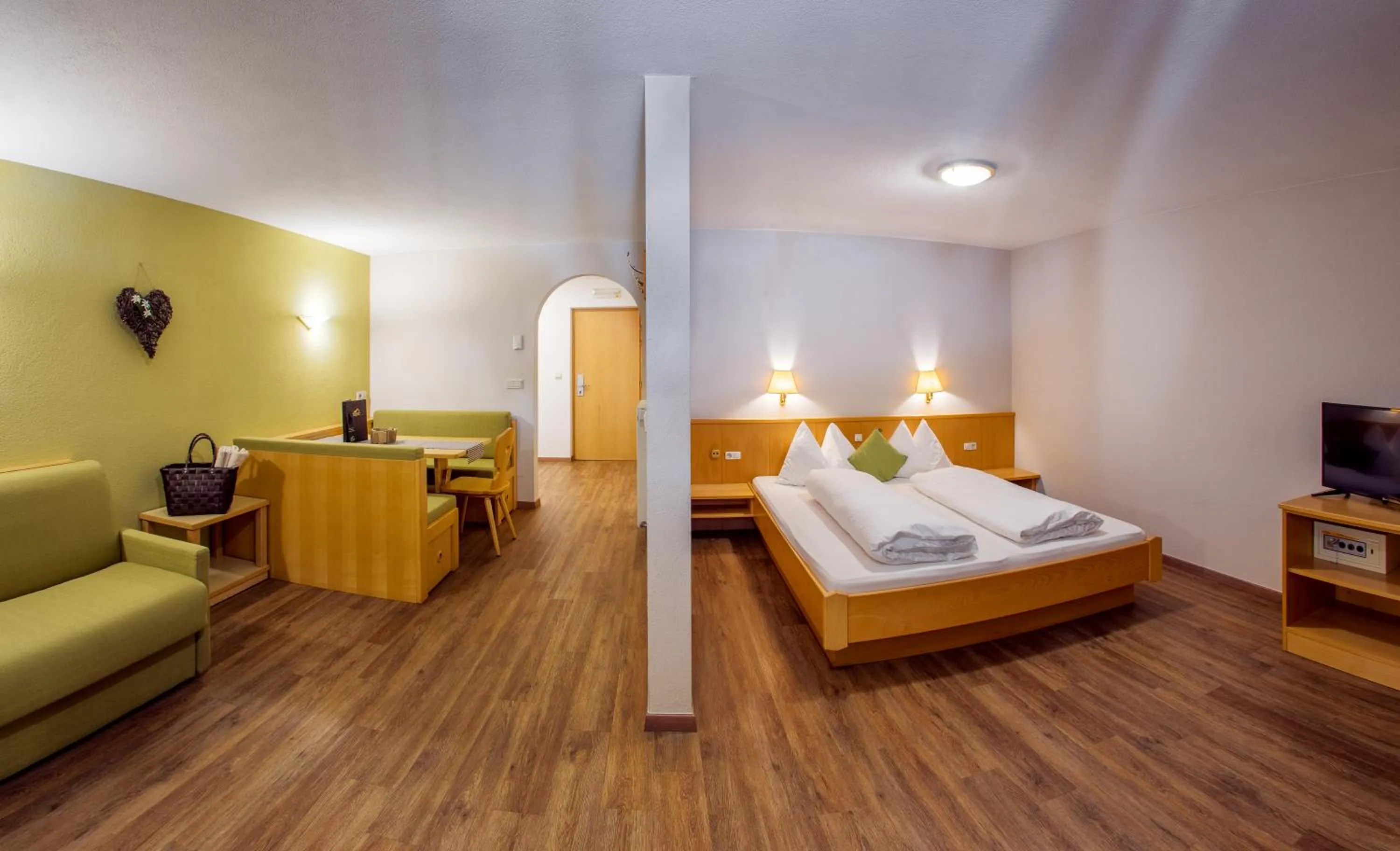 Dining area, Bed in Mountain Living Apartments