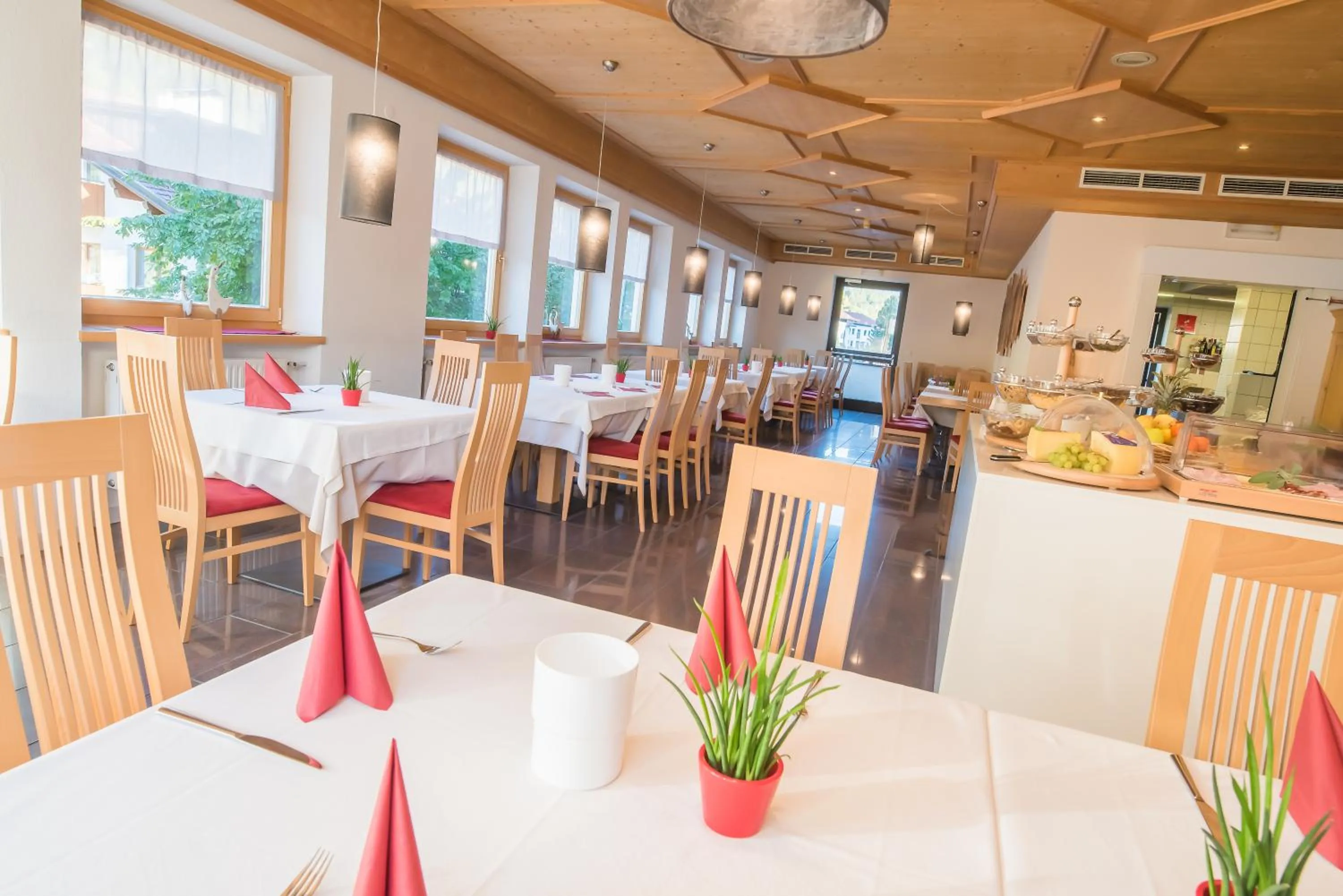 Restaurant/places to eat in Mountain Living Apartments