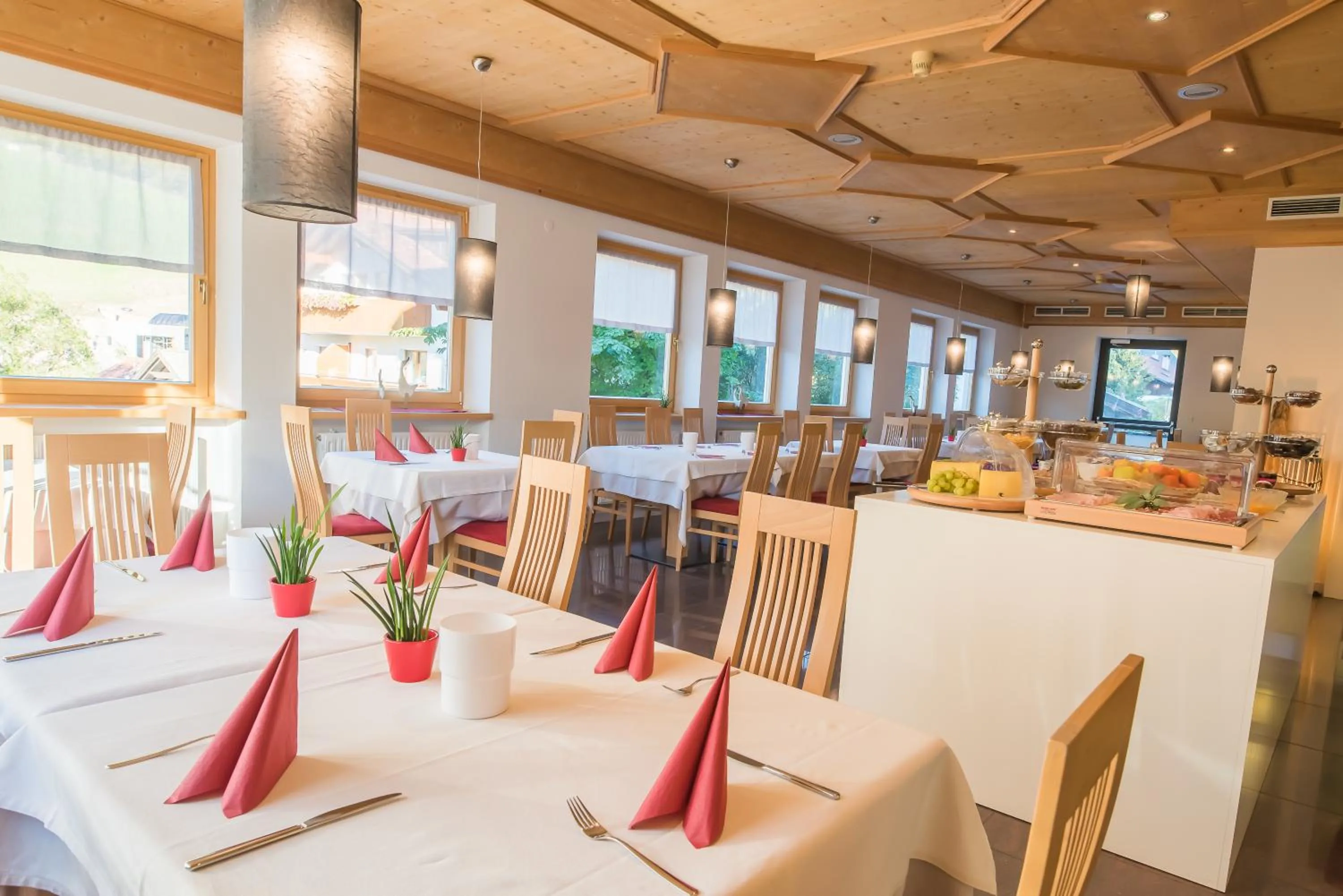 Restaurant/places to eat in Mountain Living Apartments