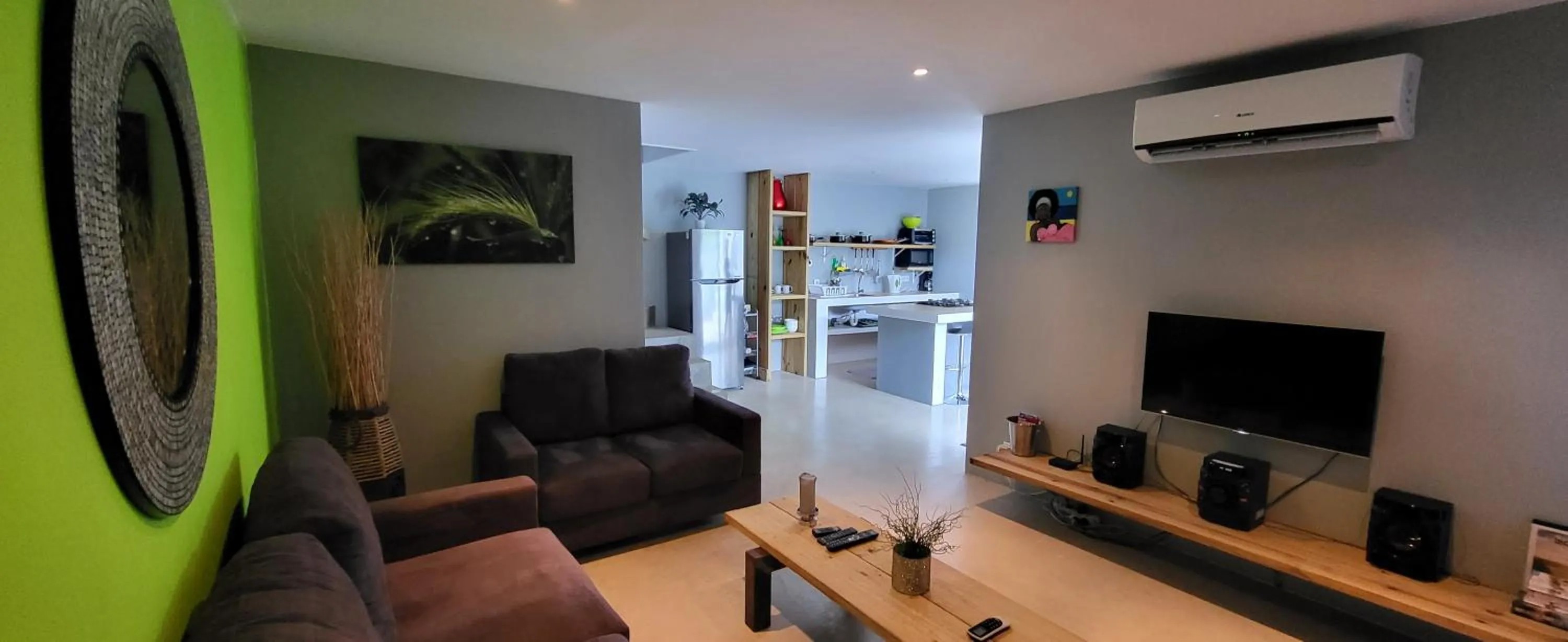 TV and multimedia in Sunny Hill Apartment