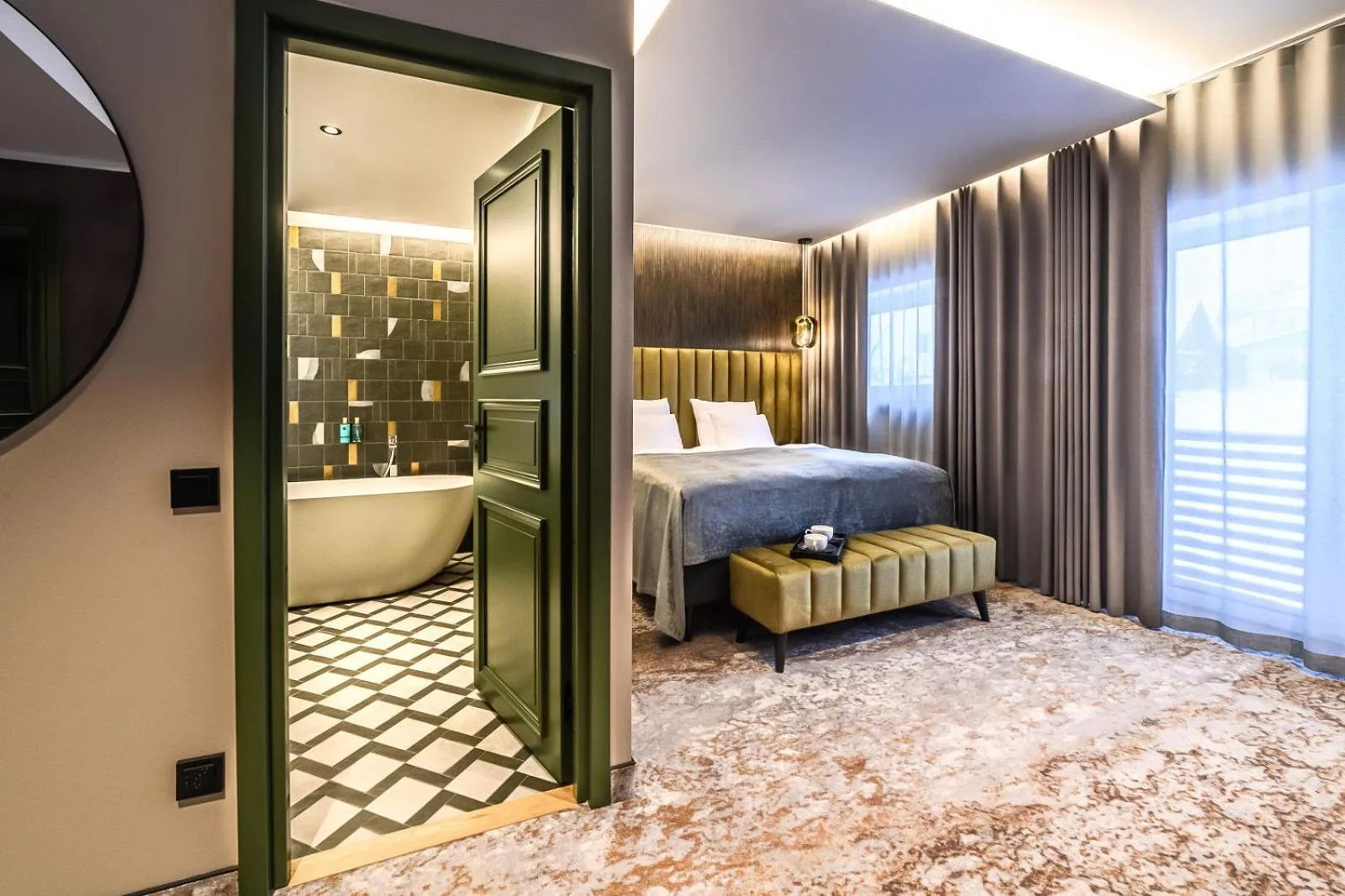 Deluxe Double Room with Bath in Ugandi Hotel