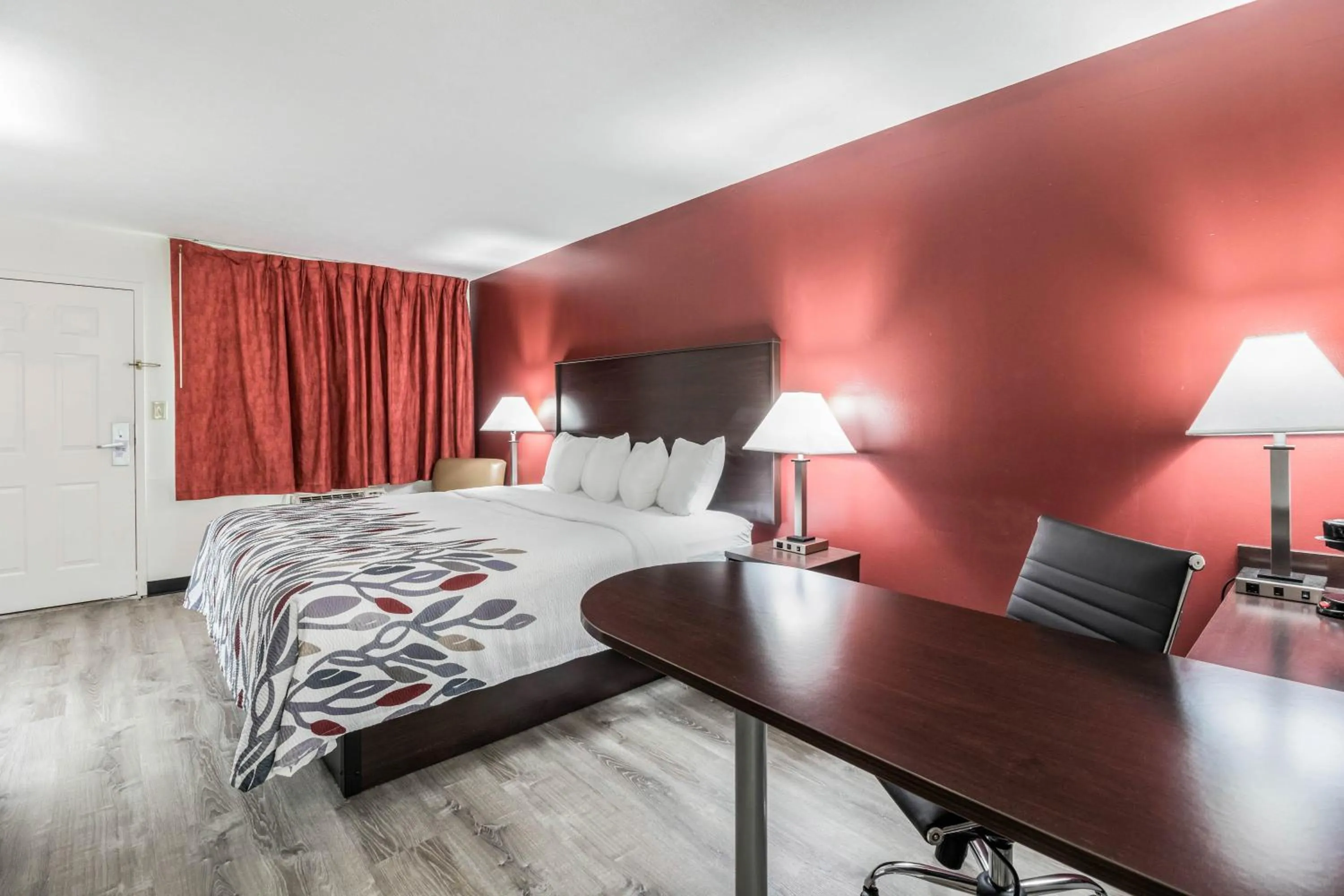 Photo of the whole room, Bed in Red Roof Inn Cadiz