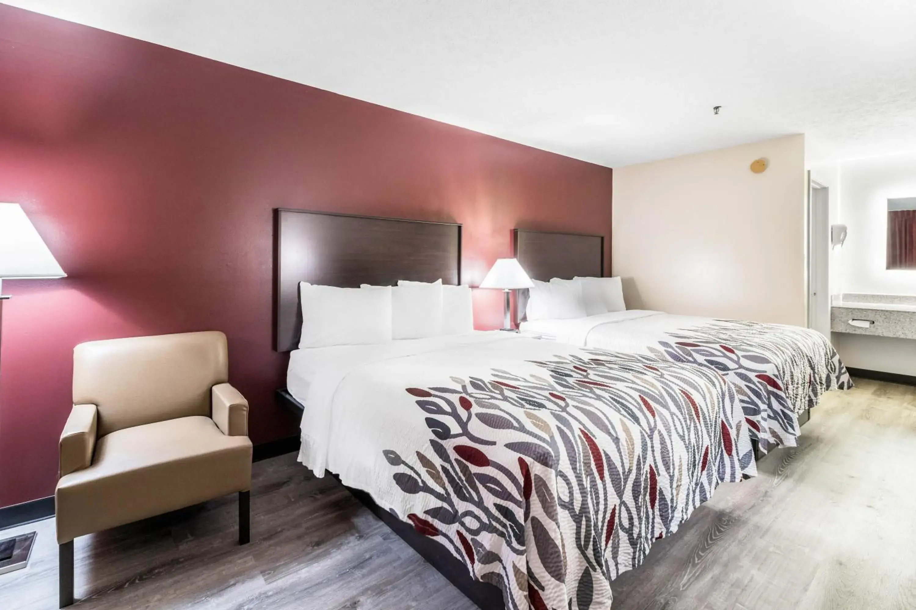 Photo of the whole room, Bed in Red Roof Inn Cadiz Photo of the whole room, Bed in Red Roof Inn Cadiz