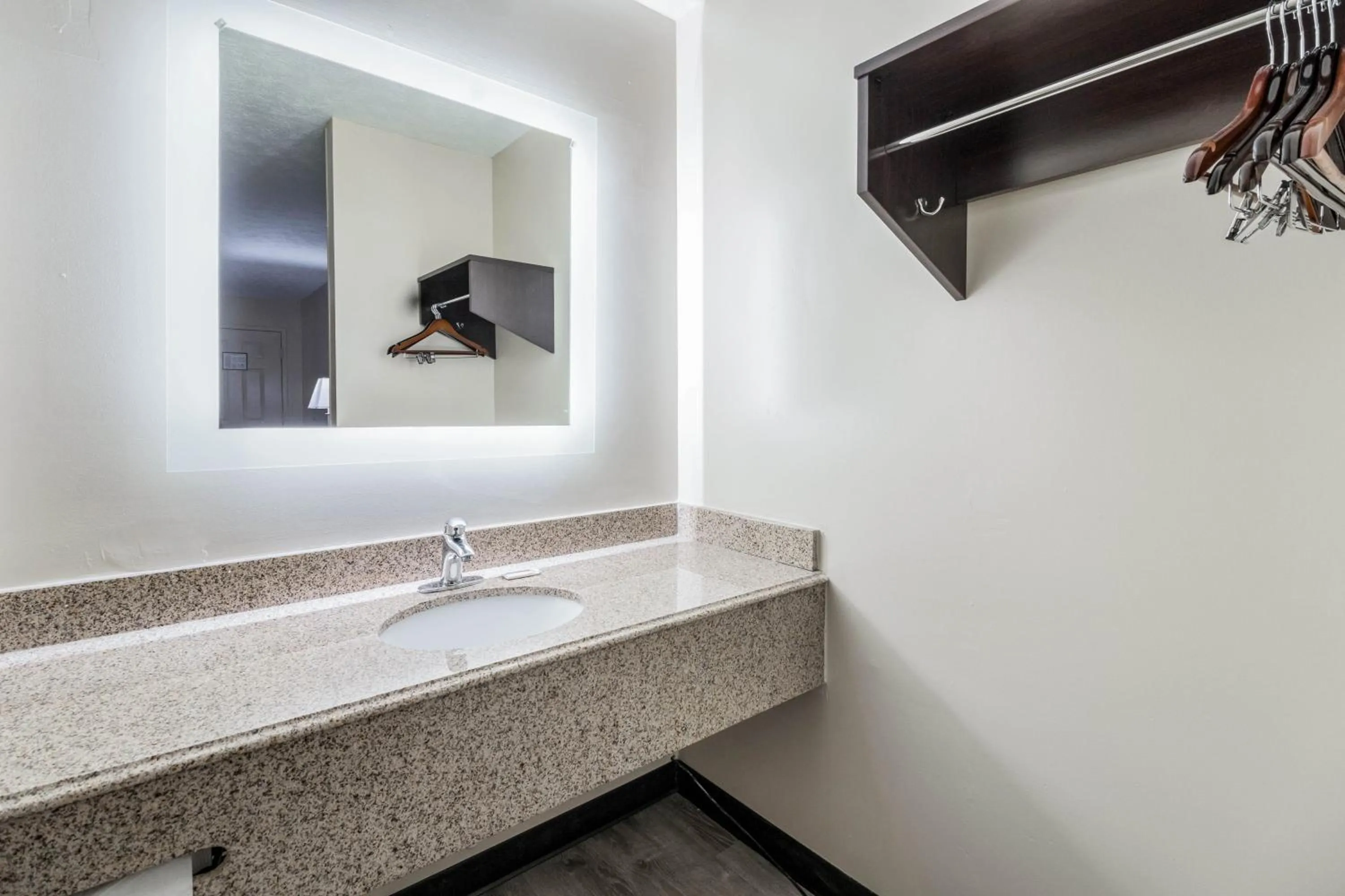 Bathroom in Red Roof Inn Cadiz