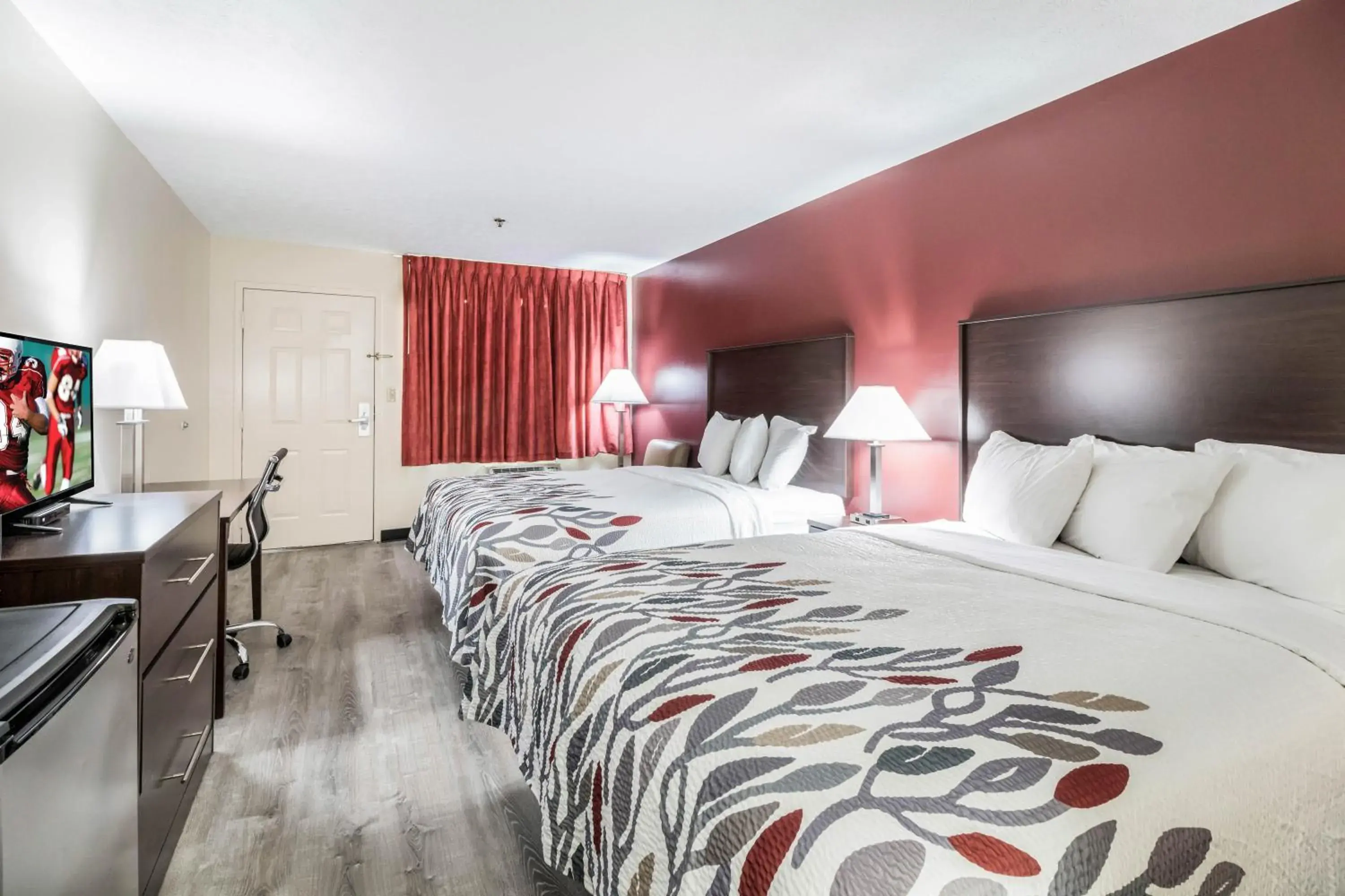 Photo of the whole room, Bed in Red Roof Inn Cadiz Photo of the whole room, Bed in Red Roof Inn Cadiz