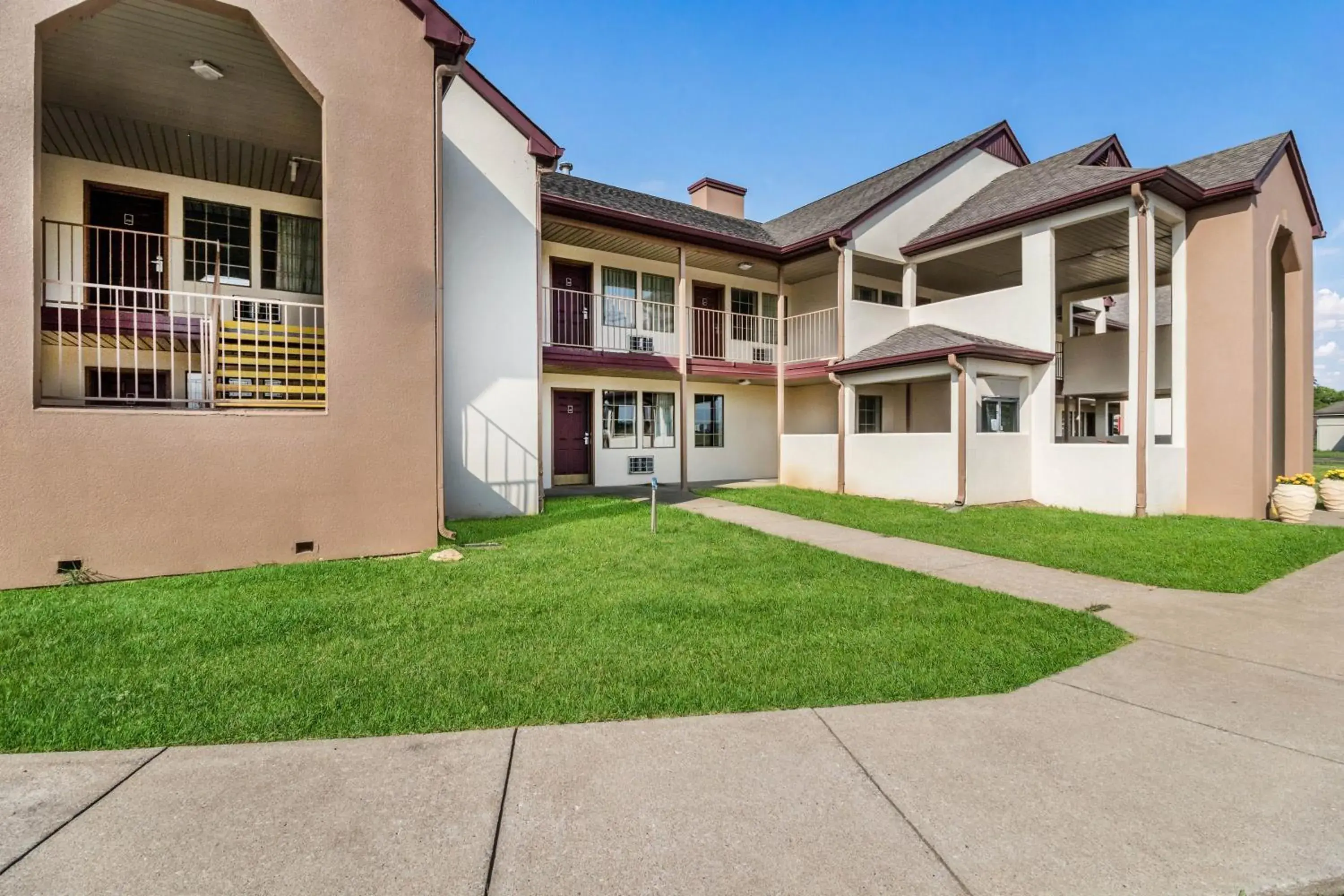Property building in Red Roof Inn Cadiz Property building in Red Roof Inn Cadiz