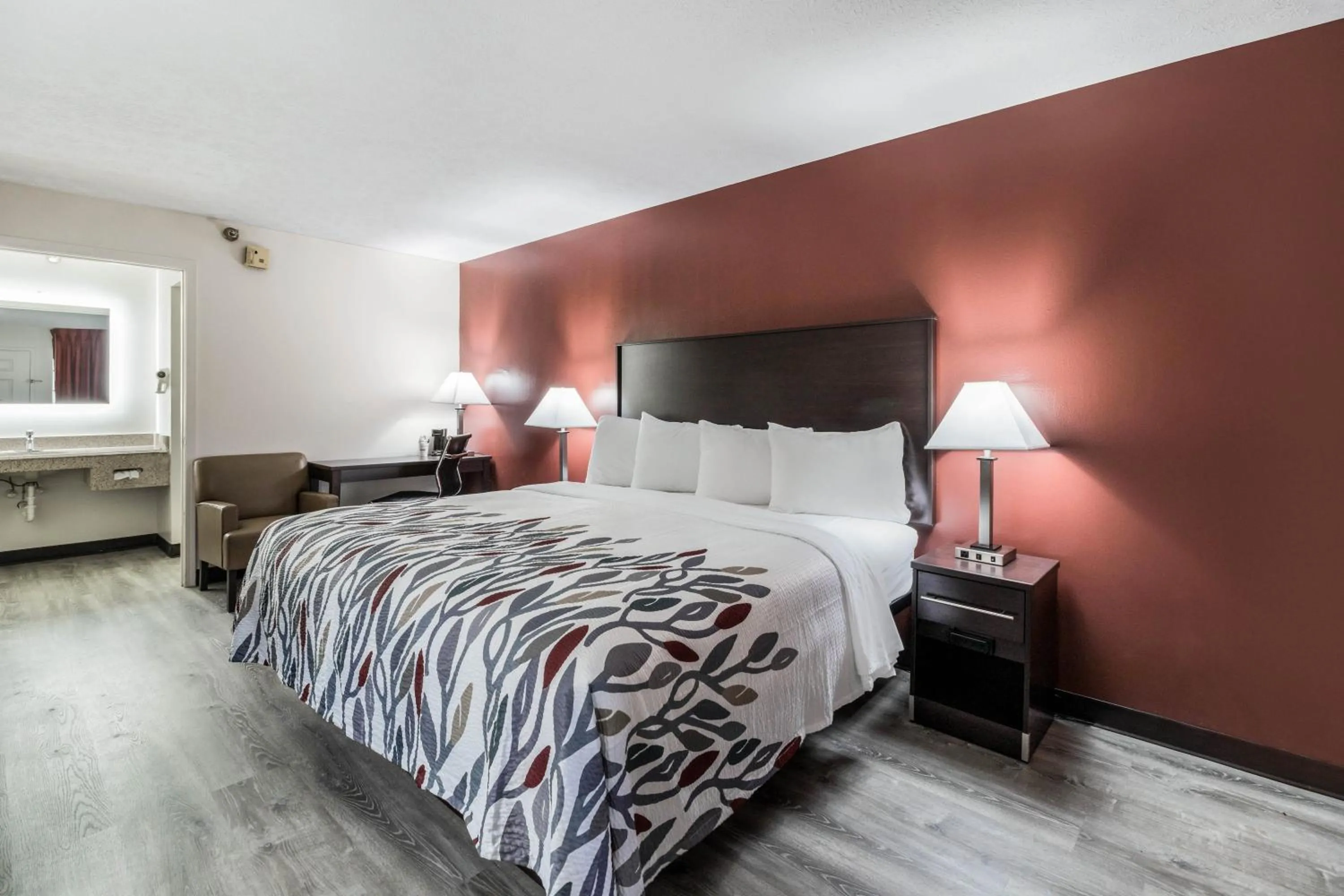 Photo of the whole room, Bed in Red Roof Inn Cadiz