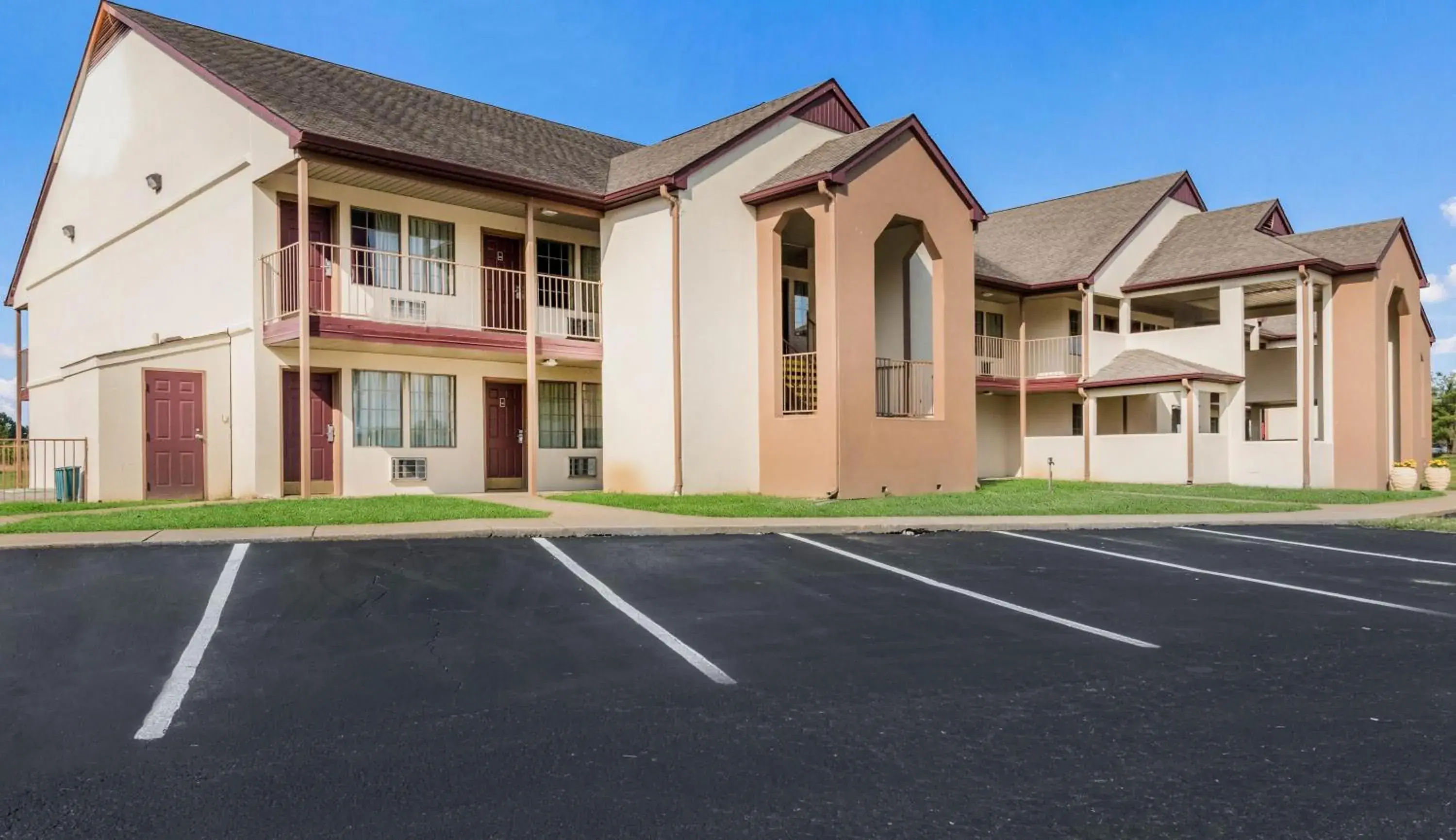 Property building in Red Roof Inn Cadiz Property building in Red Roof Inn Cadiz
