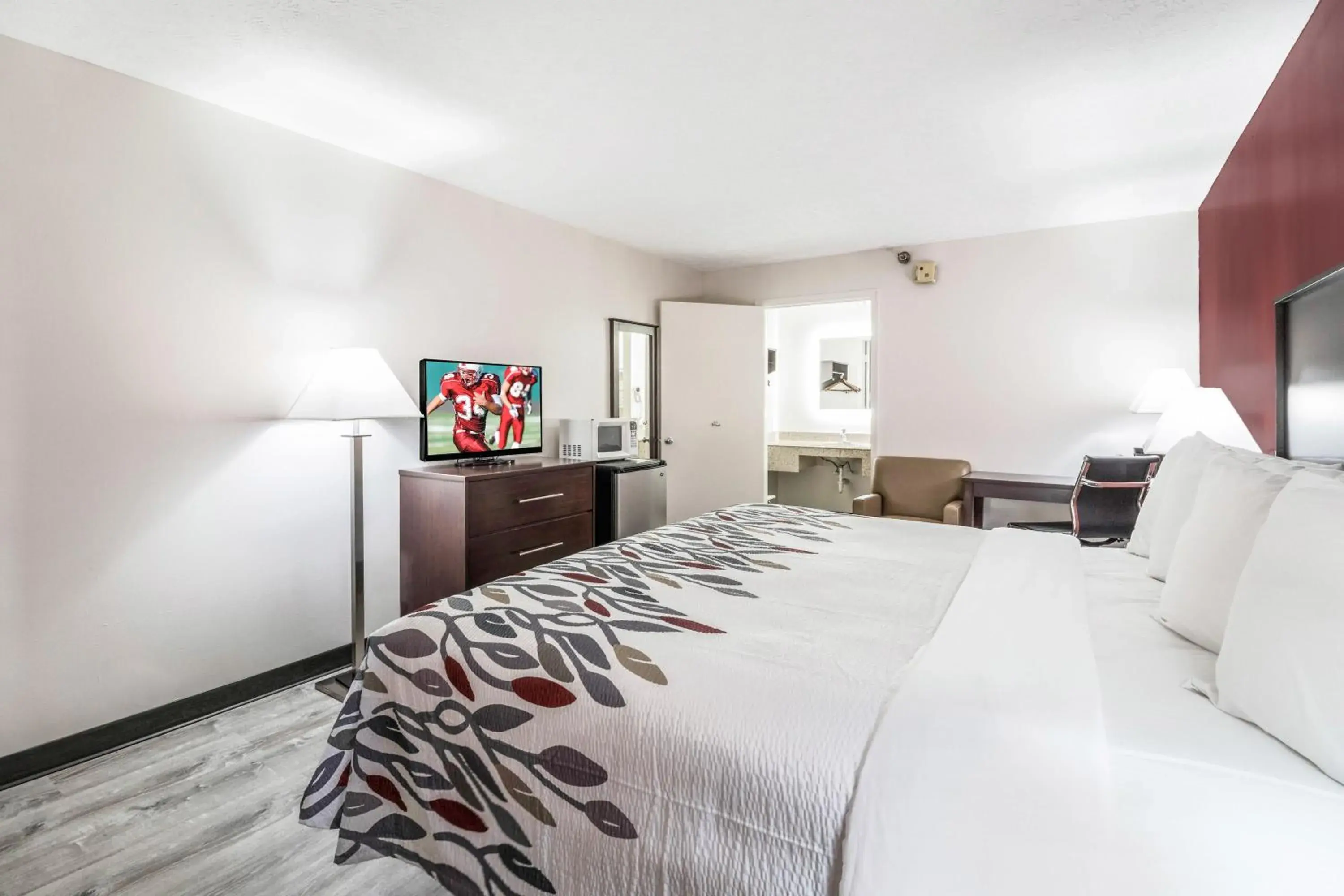 Deluxe Queen Room with One Queen Bed Non-Smoking in Red Roof Inn Cadiz Deluxe Queen Room with One Queen Bed Non-Smoking in Red Roof Inn Cadiz