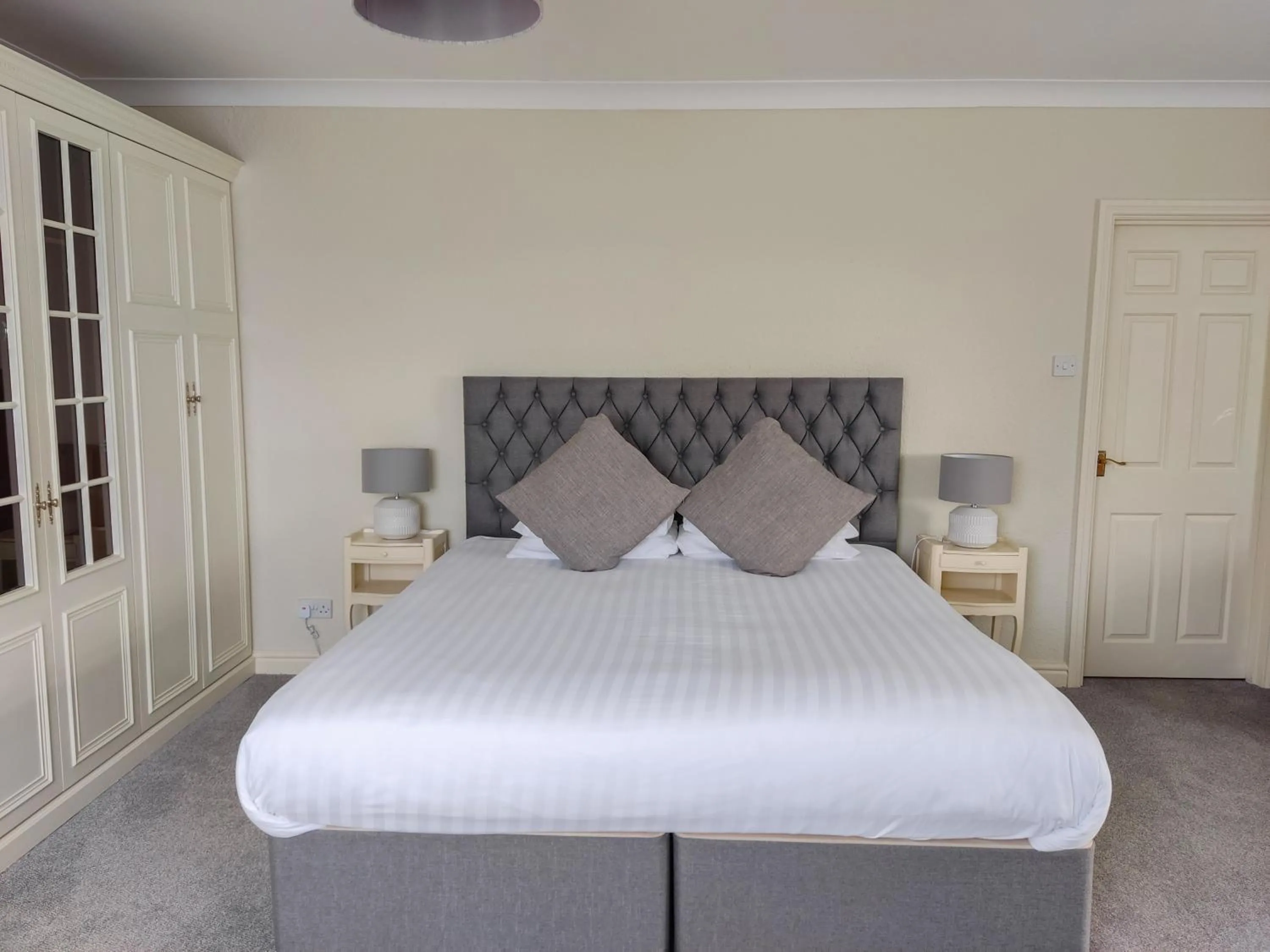 Bed in Woodcote Hotel