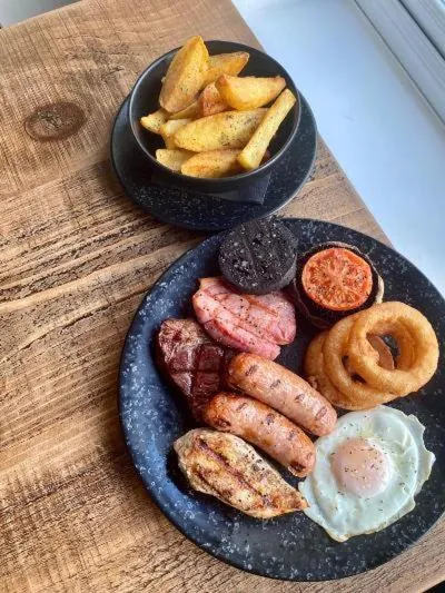 Food and drinks in Woodcote Hotel