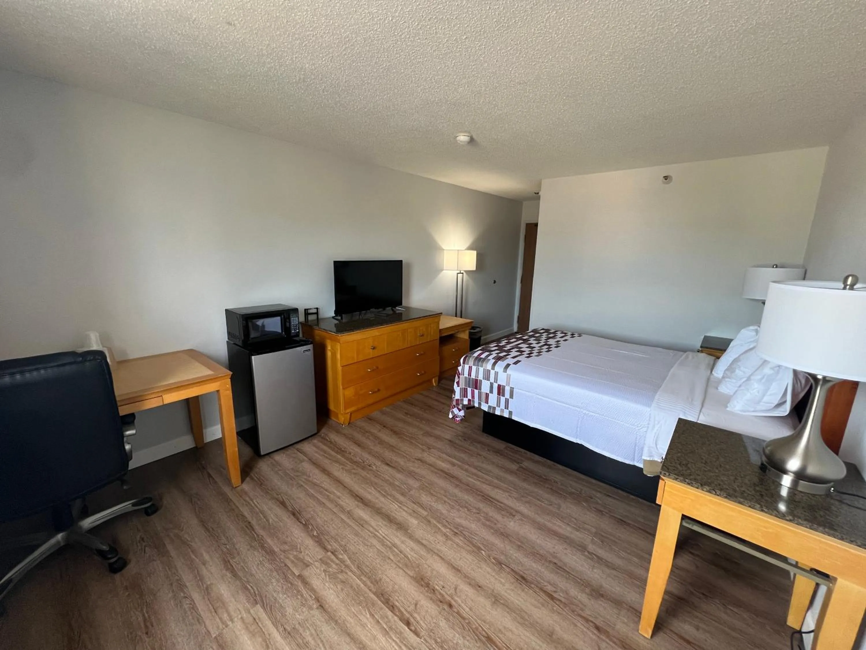 Photo of the whole room in Economy 7 Inn