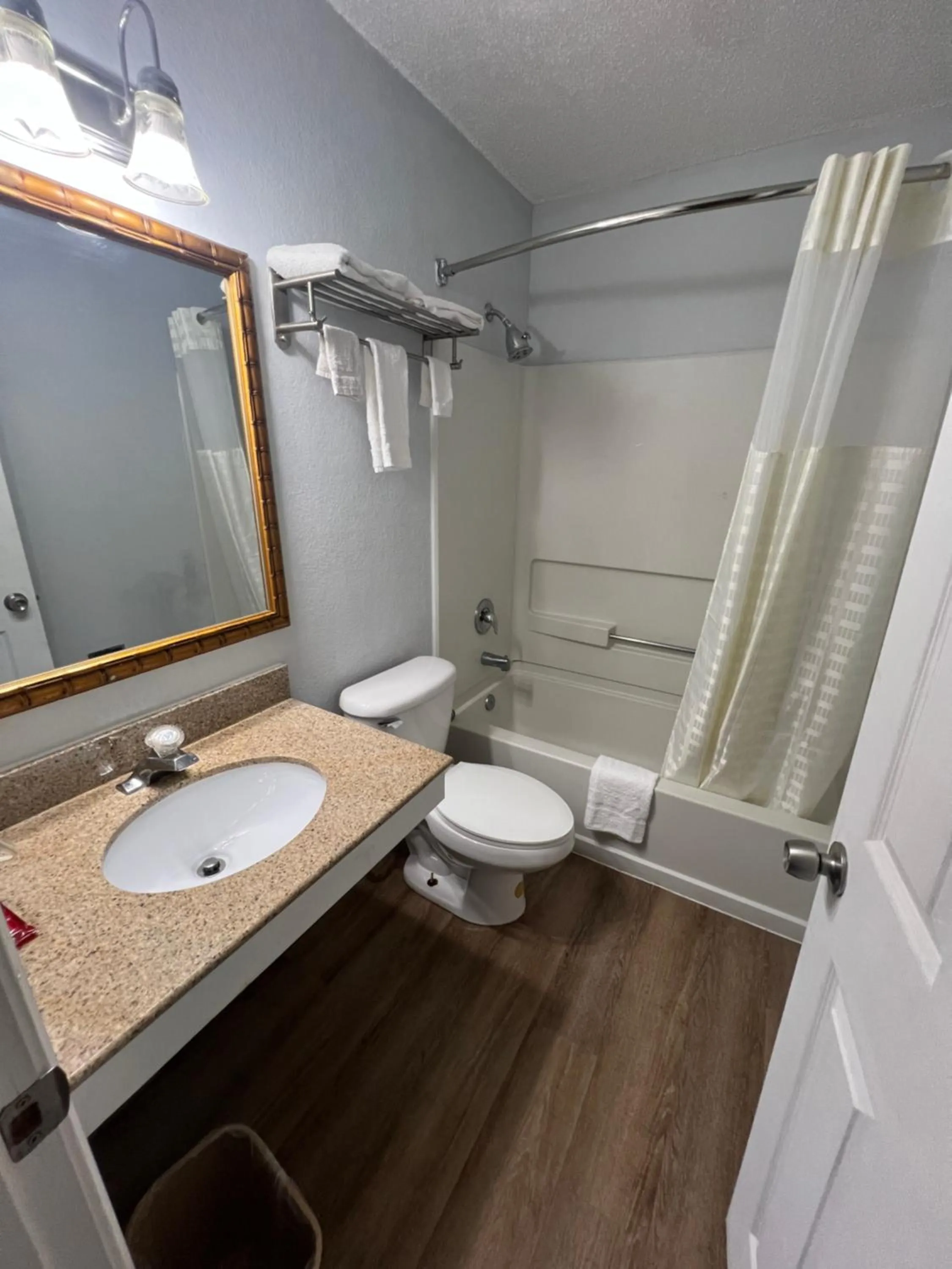 Shower, Bathroom in Economy 7 Inn