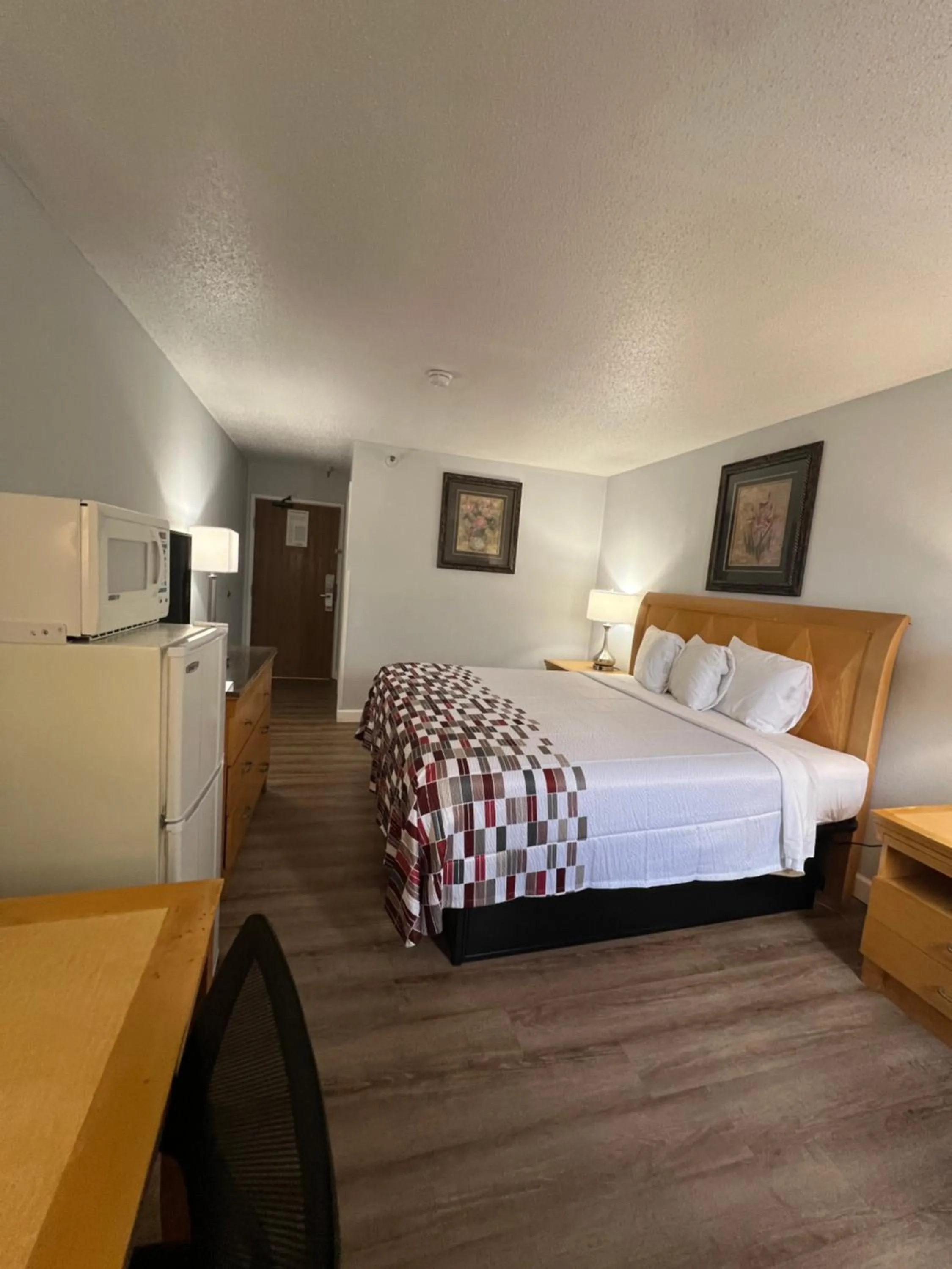 Photo of the whole room in Economy 7 Inn
