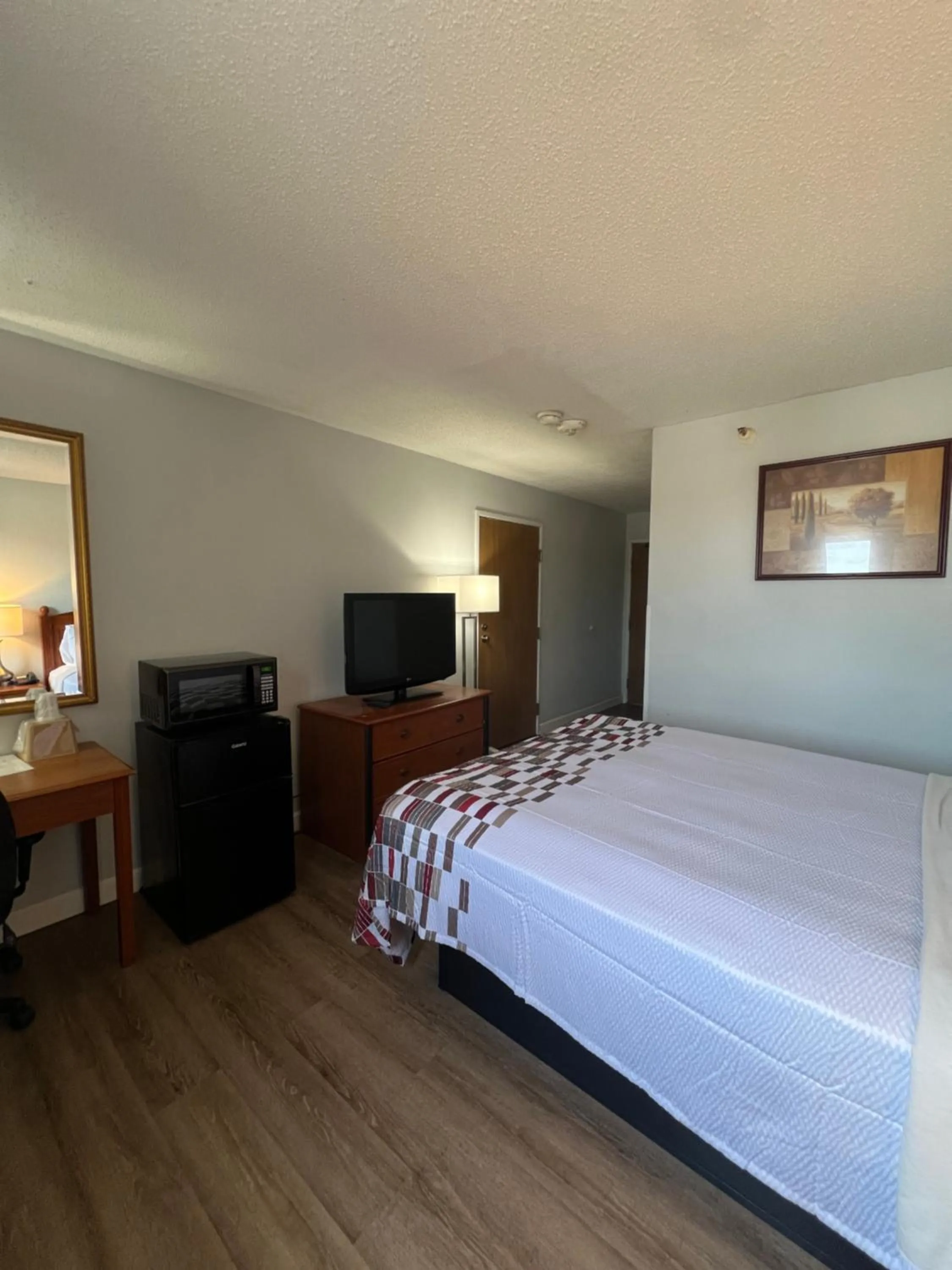 Photo of the whole room in Economy 7 Inn