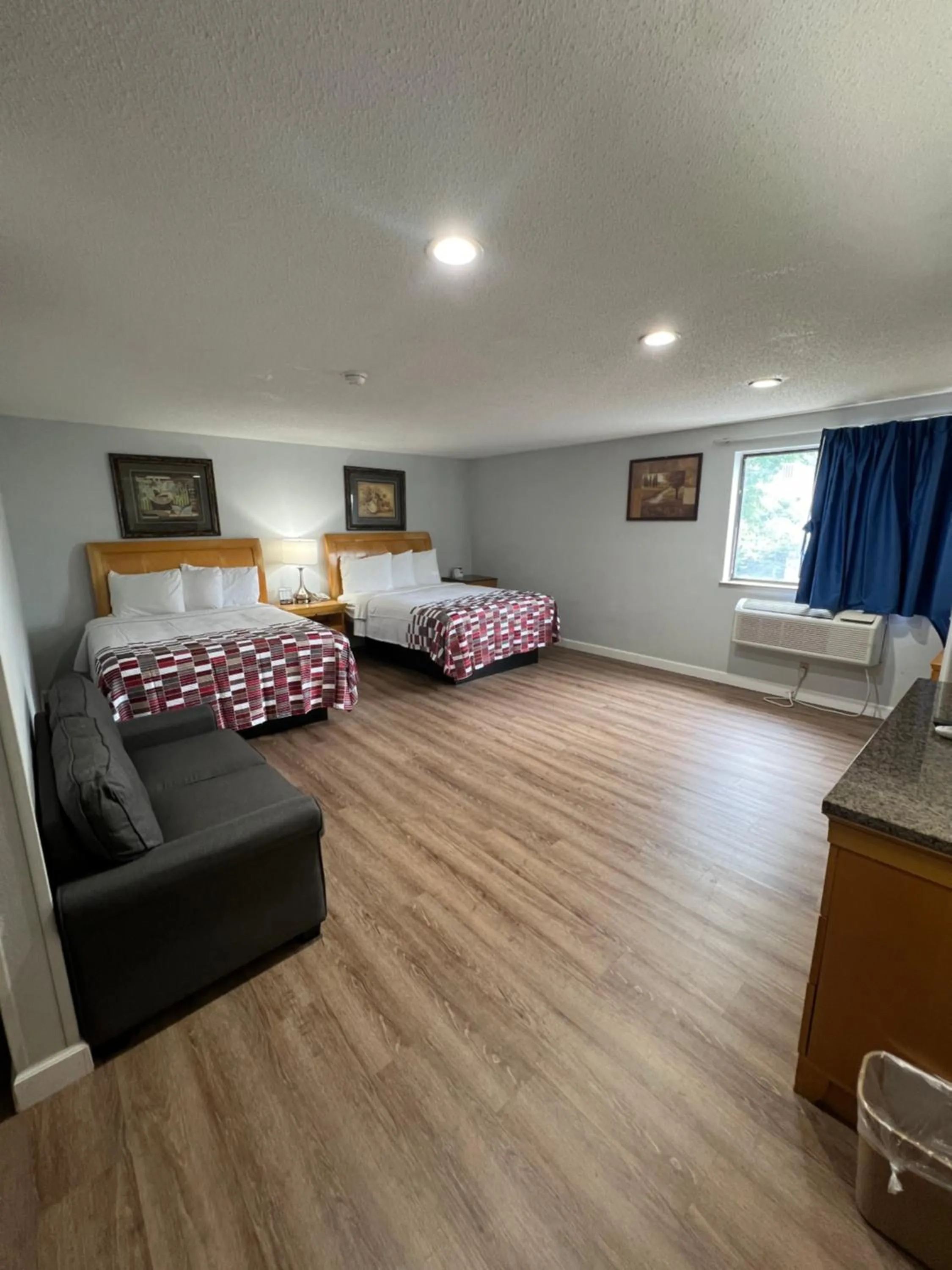 Bed, Seating Area in Economy 7 Inn