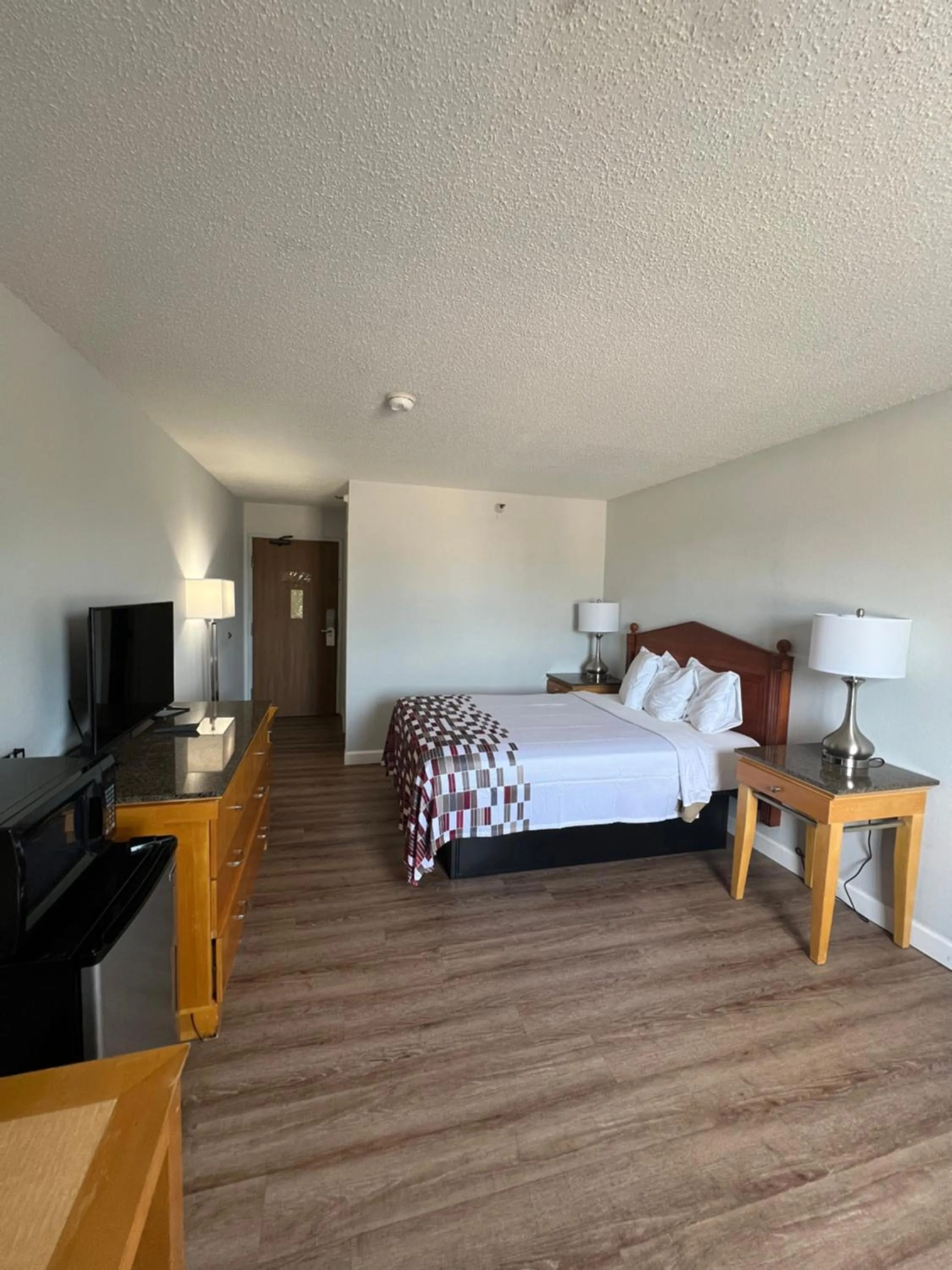 Photo of the whole room in Economy 7 Inn