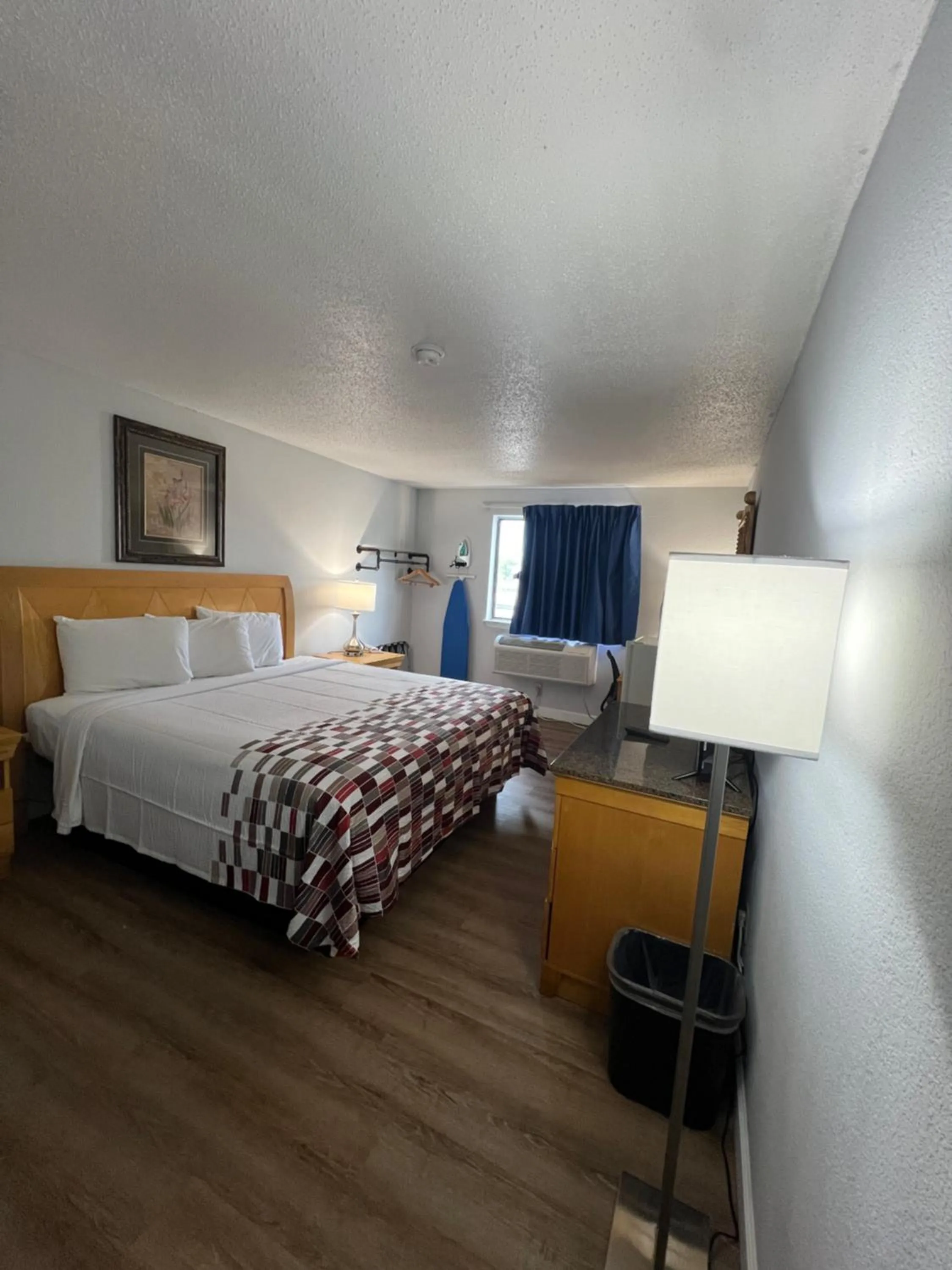 Photo of the whole room in Economy 7 Inn