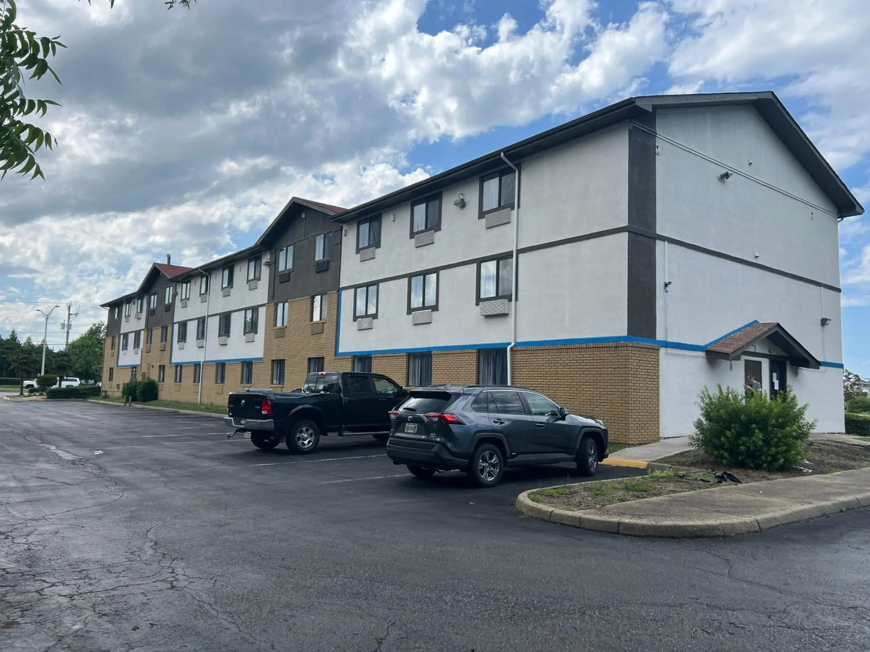 Property Building in Economy 7 Inn Property Building in Economy 7 Inn