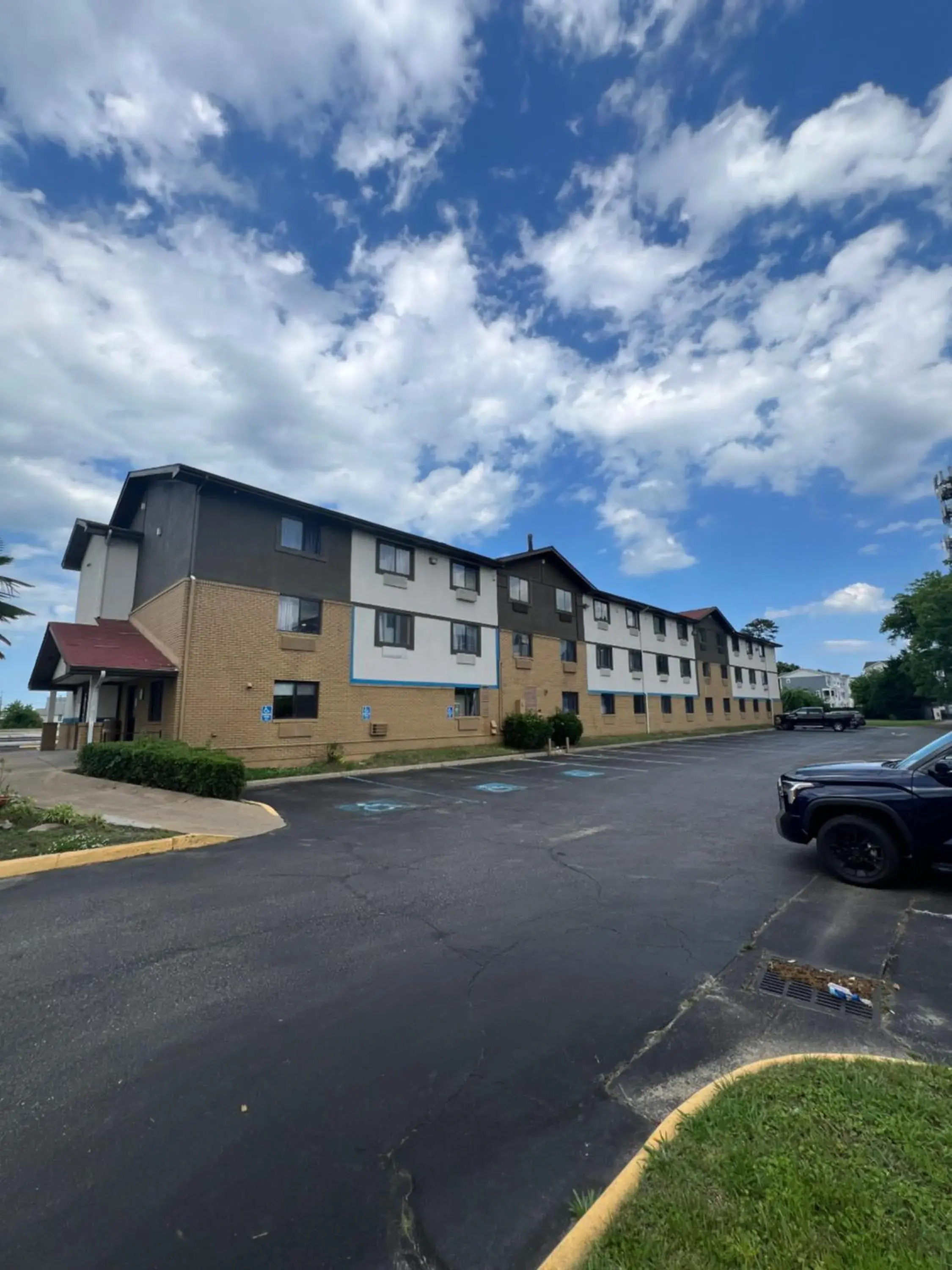 Property Building in Economy 7 Inn Property Building in Economy 7 Inn