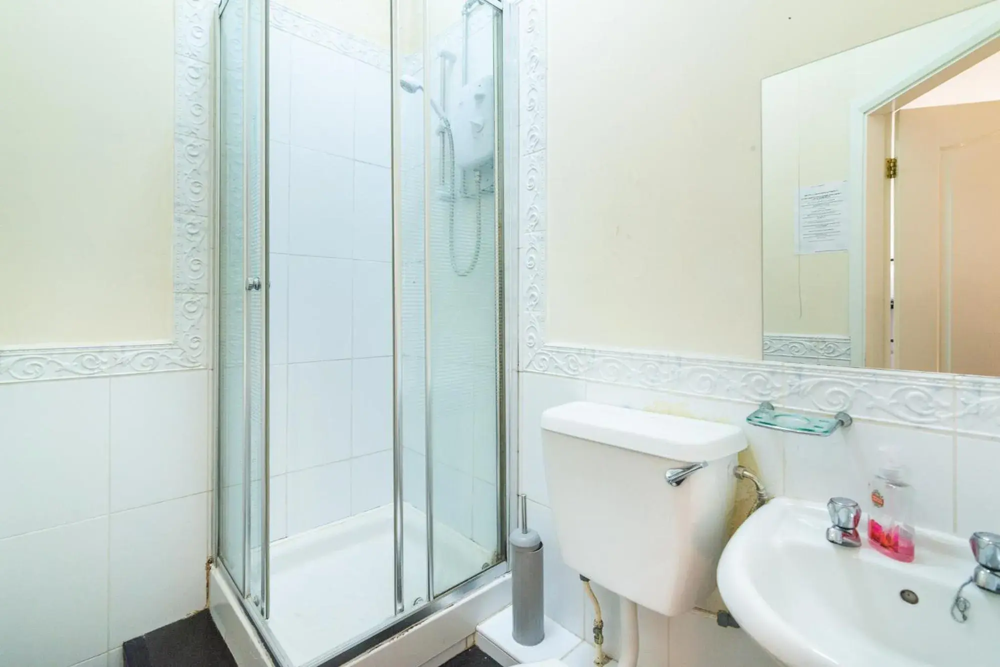 Bathroom in Old Trafford Stadium Hotel