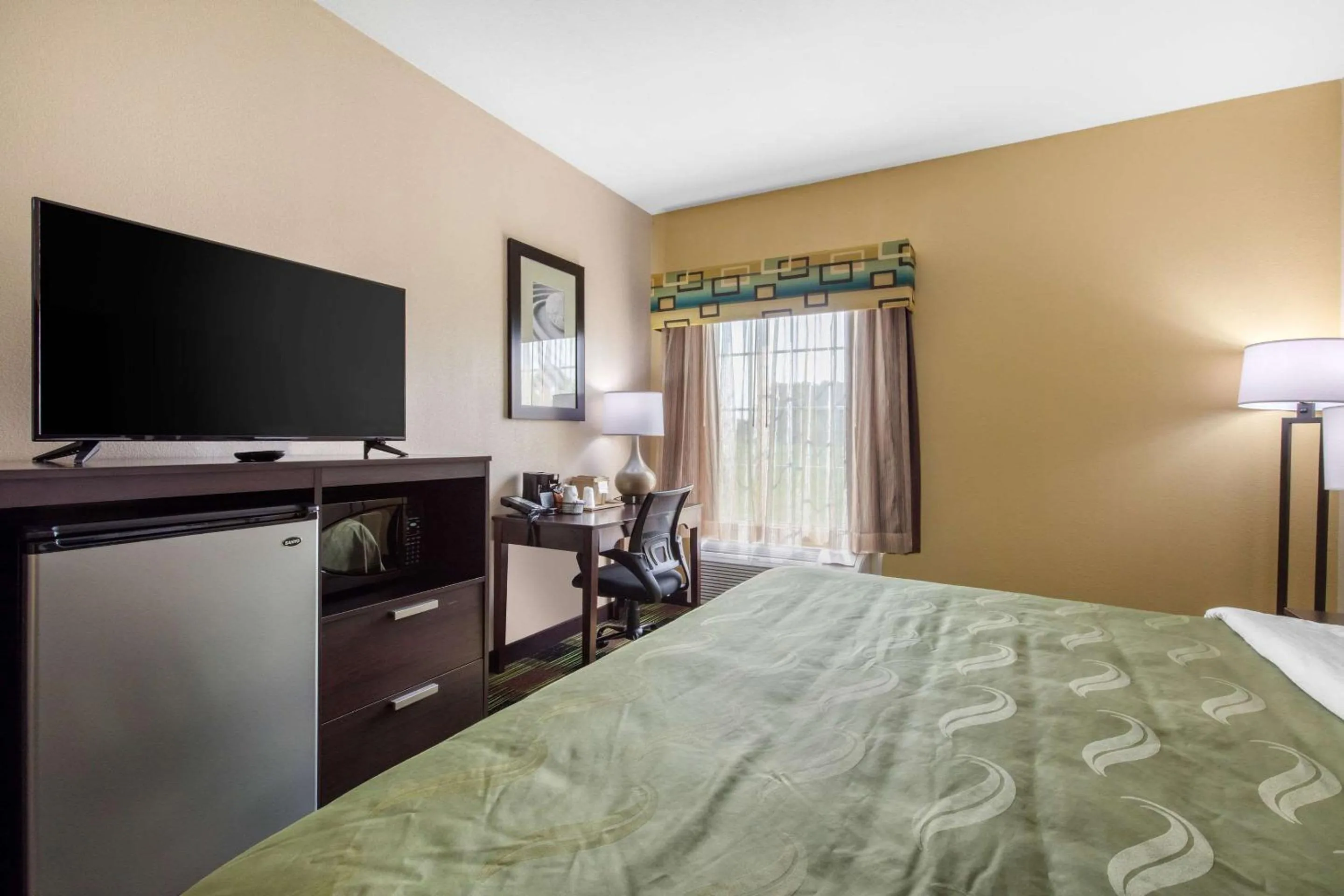 Photo of the whole room, Bed in Quality Inn Cadiz