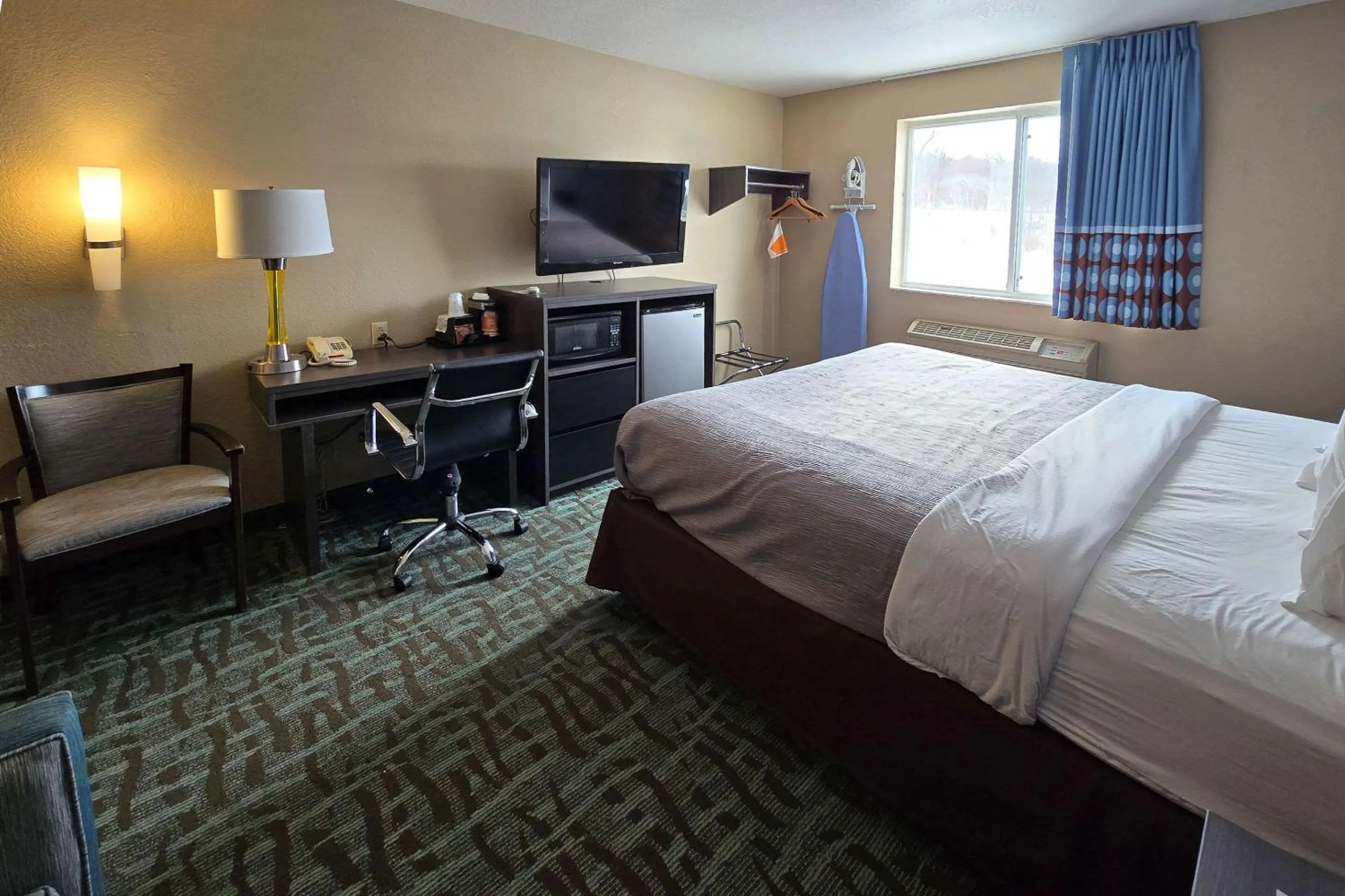 Bedroom, Bed in Super 8 by Wyndham Johnstown