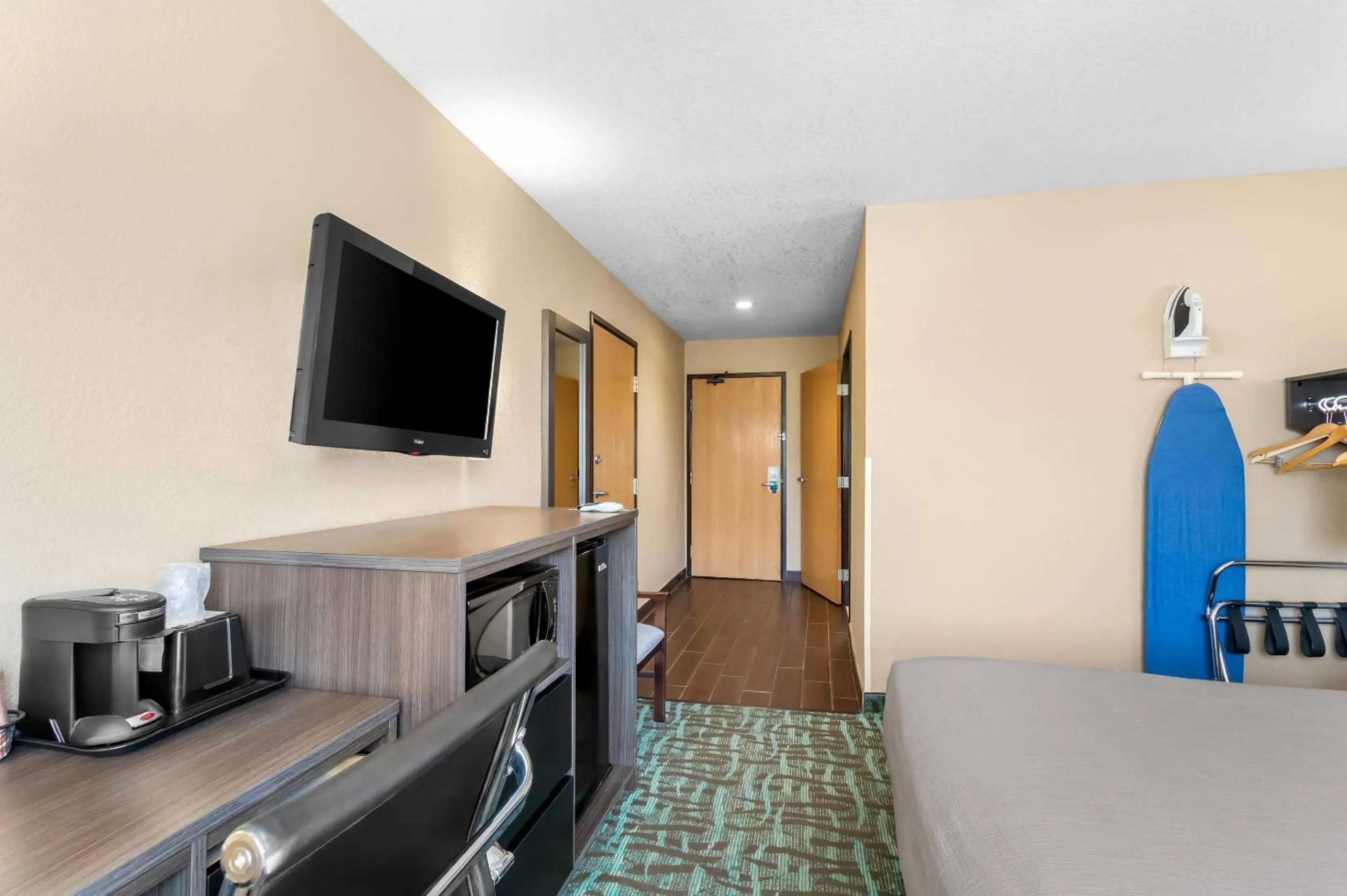 Bedroom in Quality Inn