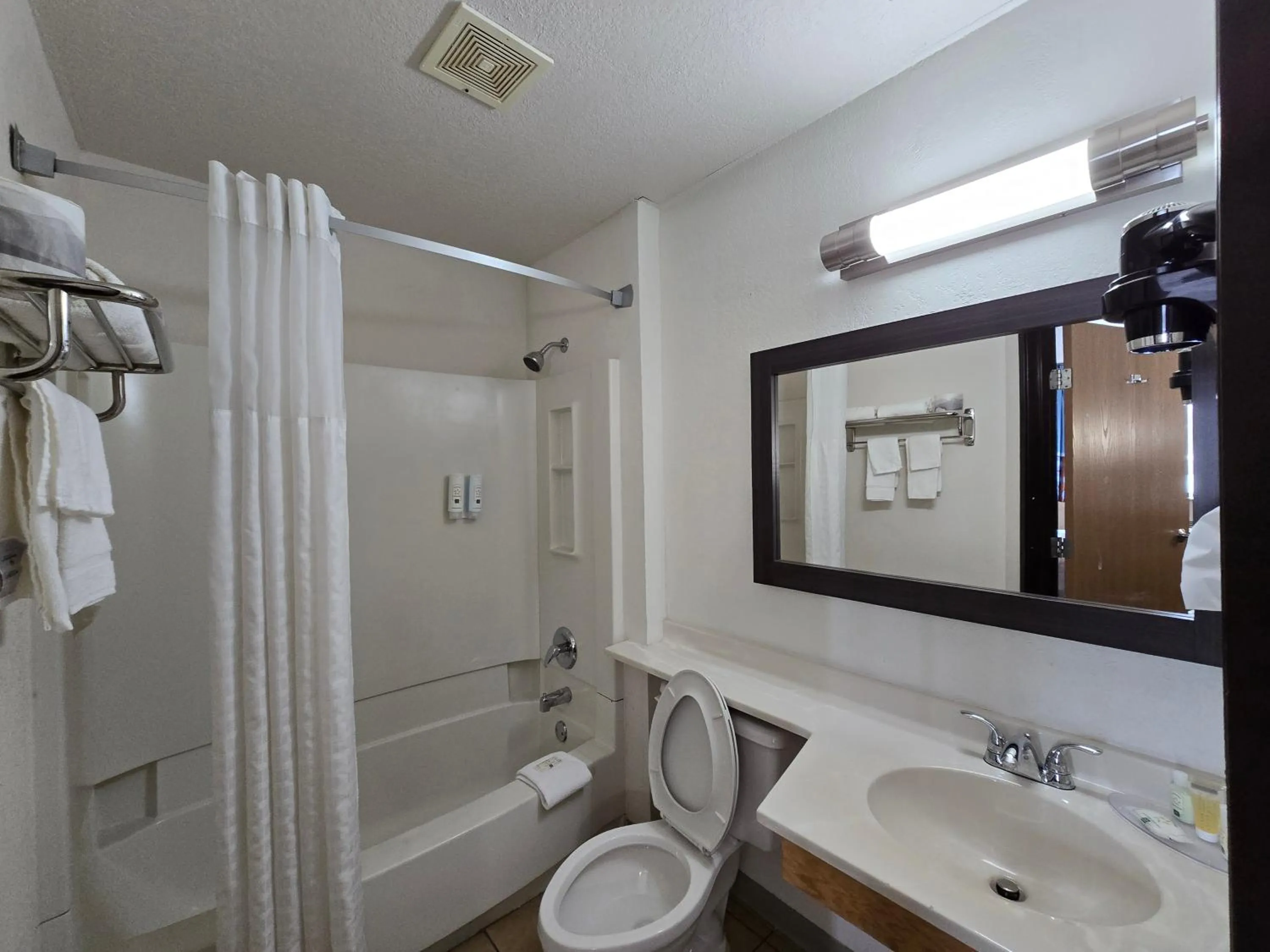 Shower in Quality Inn