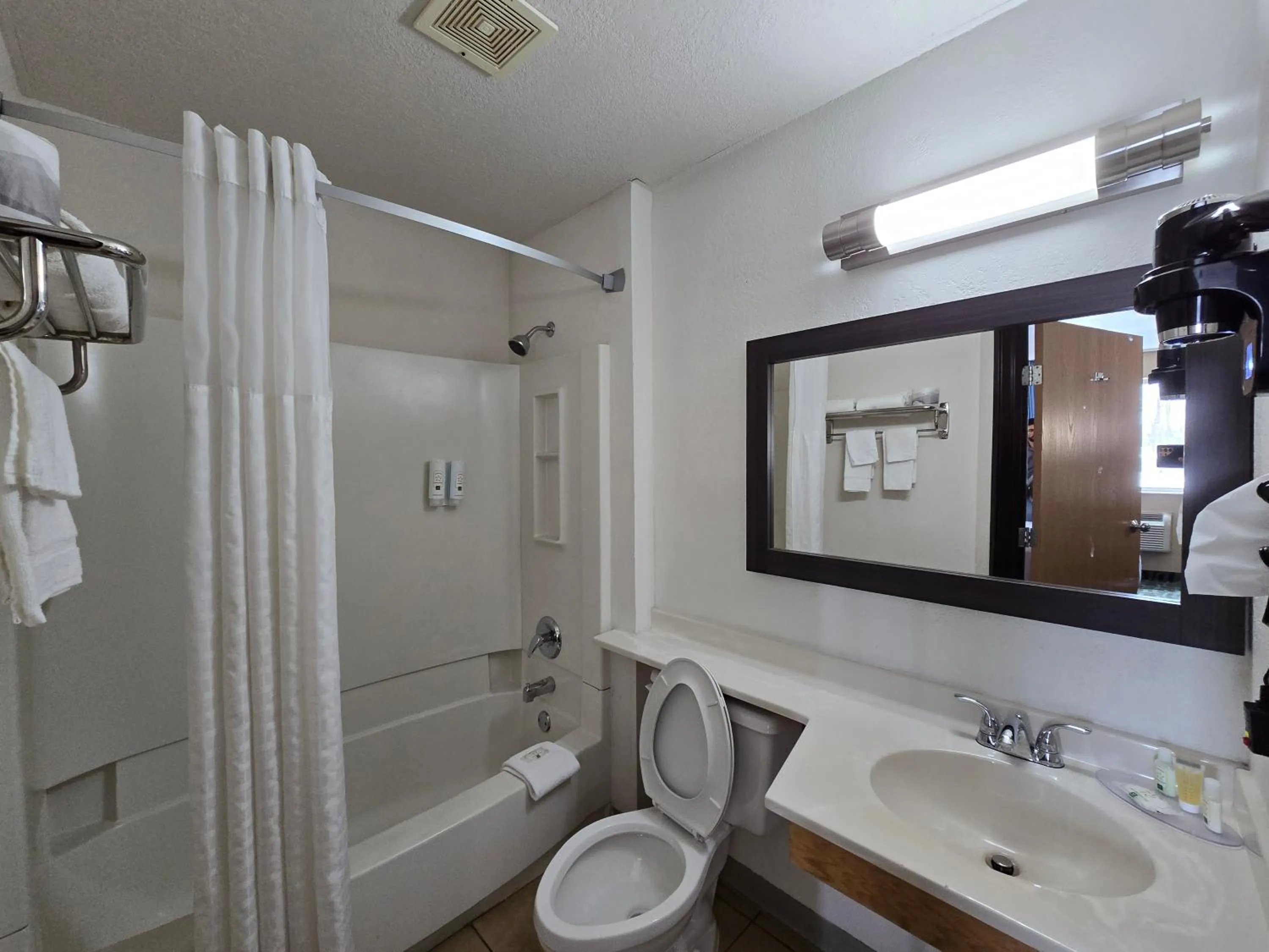 Shower in Quality Inn