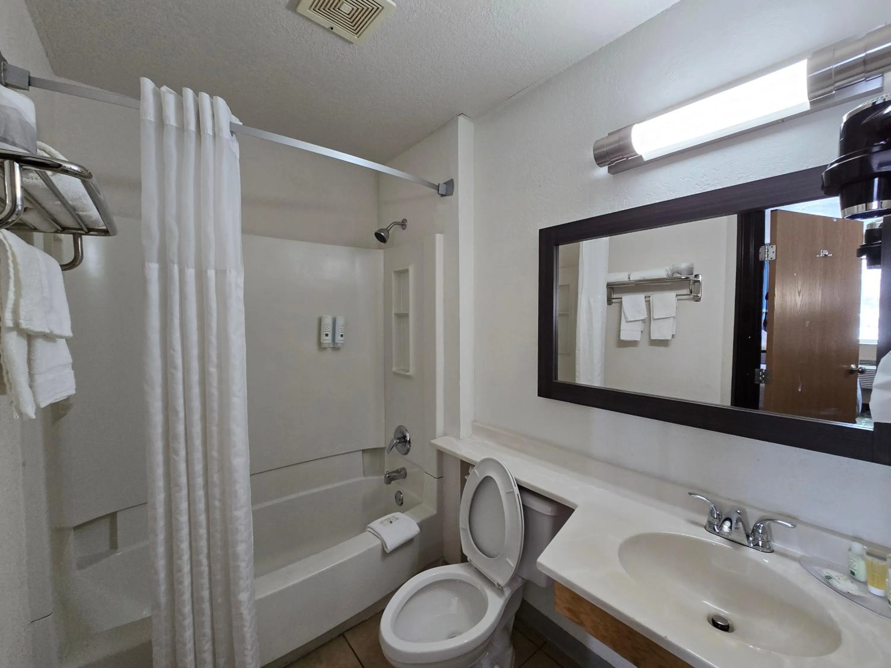 Shower in Quality Inn